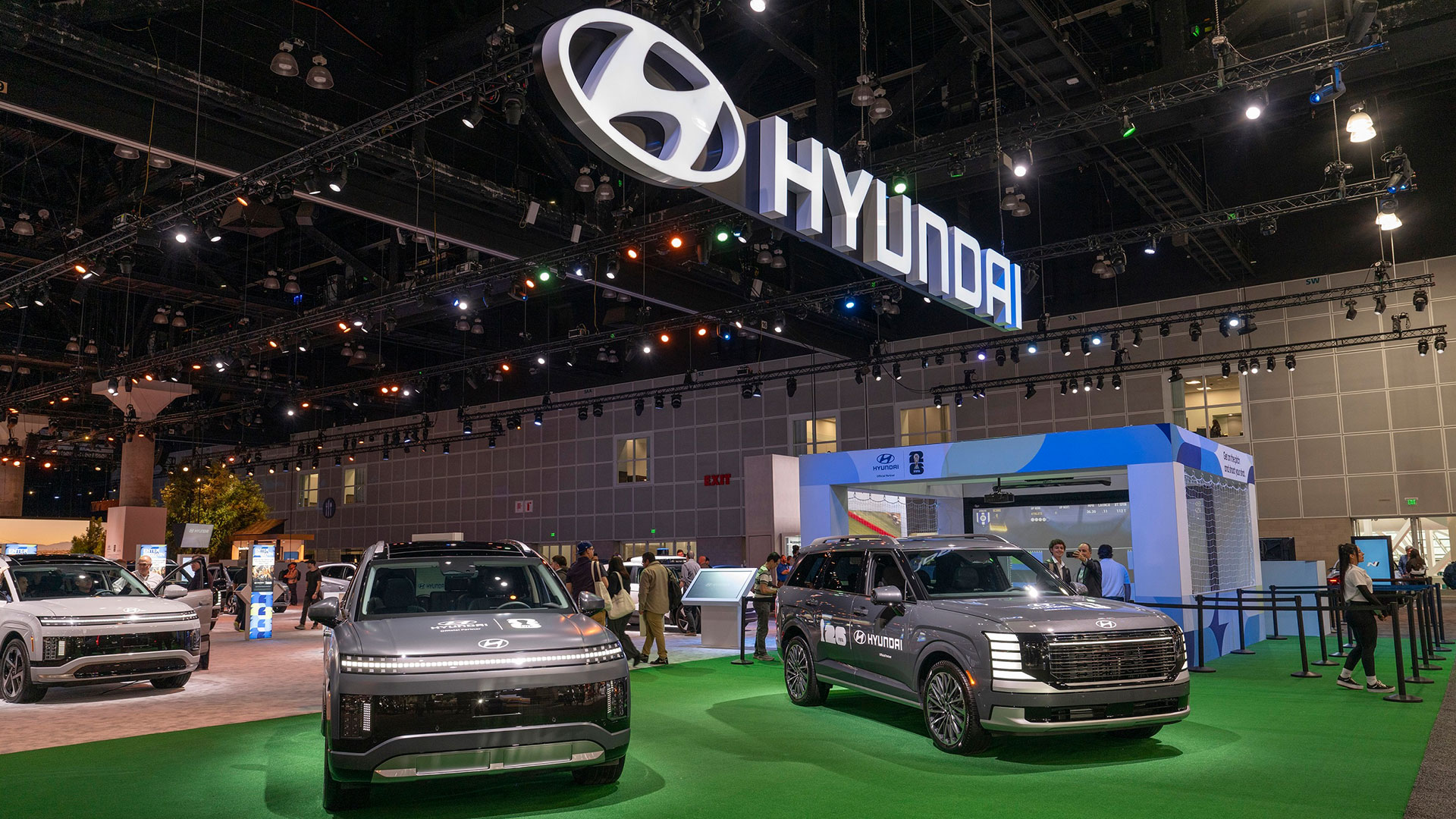 ‘2025 LA 오토쇼’ 현대자동차 부스 내 ‘FIFA 존’의 모습