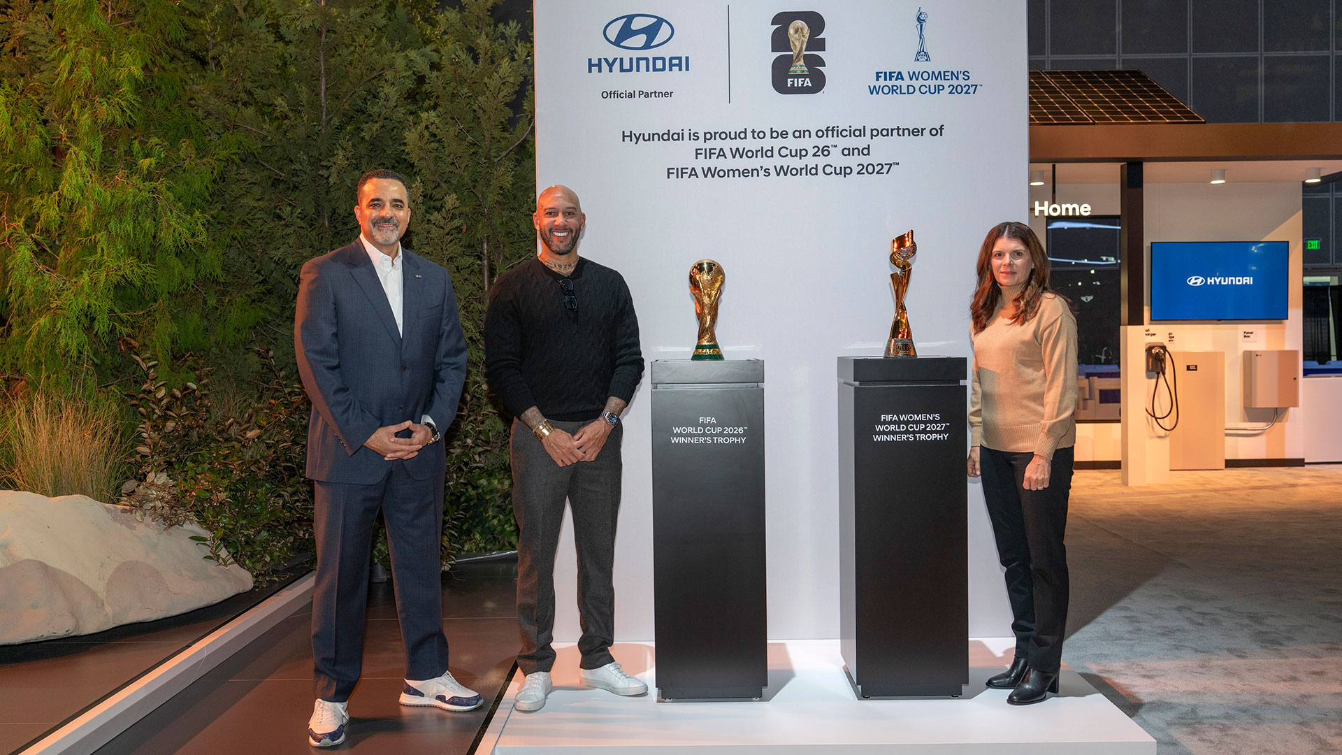 현대자동차 북미권역본부장 랜디 파커(Randy Parker) CEO와 前 미국 축구 국가대표 선수 팀 하워드(Time Howard), 前 미국 여자축구 국가대표 선수 미아 햄(Mia Hamm)이 2026년 북중미 월드컵 및 2027년 브라질 여자 월드컵 트로피와 함께 기념 촬영을 하고 있는 모습