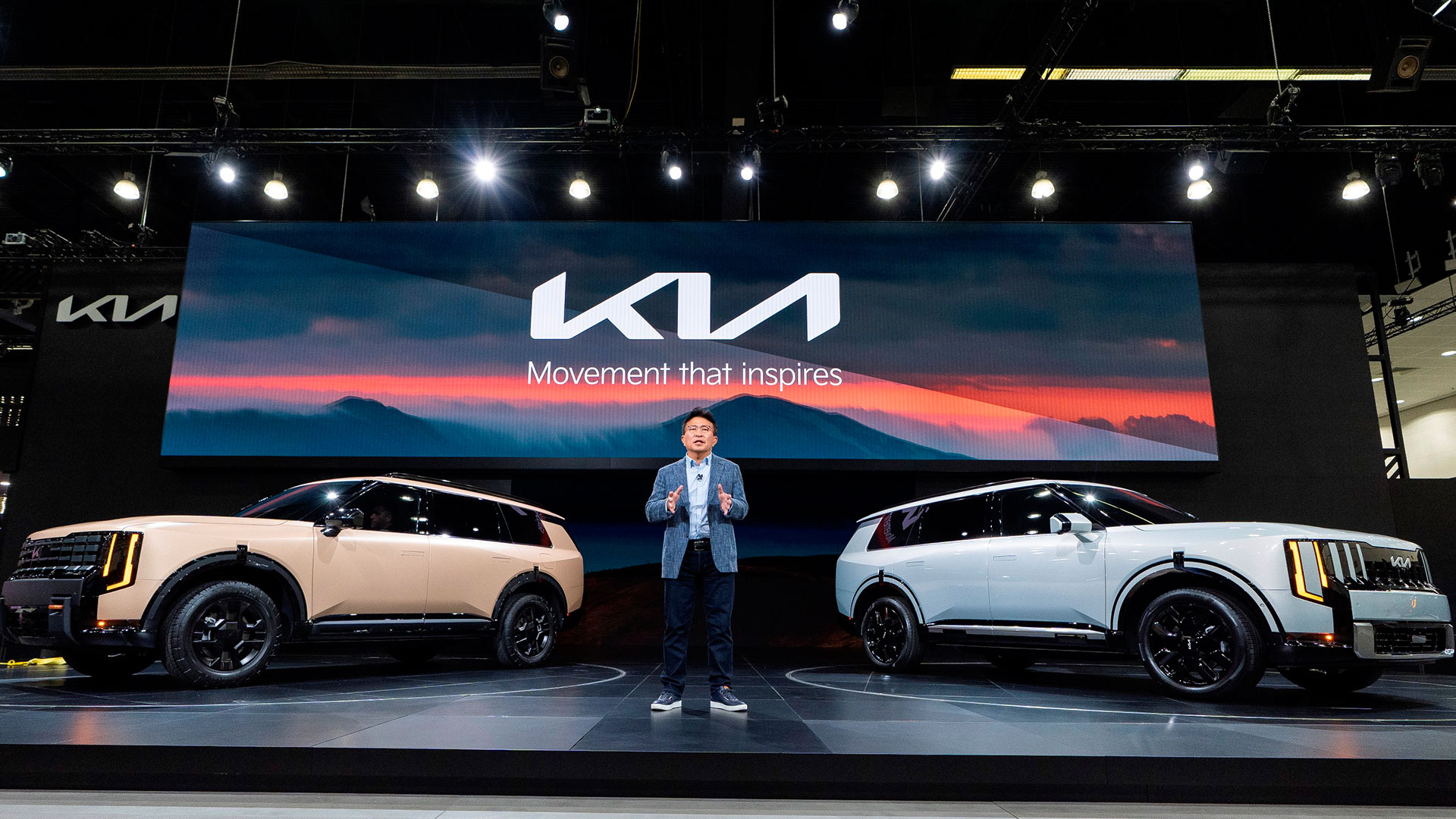 신형 텔루라이드에 대해 설명하고 있는 기아 북미권역본부장 윤승규 부사장. 왼쪽 차량은 신형 텔루라이드 오프로드 특화 모델 X-Pro, 오른쪽 차량은 신형 텔루라이드 하이브리드.-1