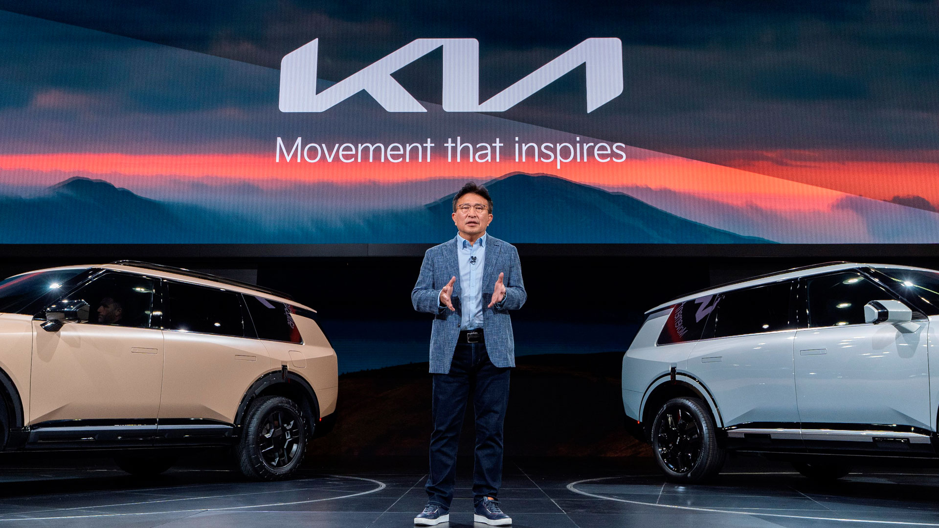 신형 텔루라이드에 대해 설명하고 있는 기아 북미권역본부장 윤승규 부사장. 왼쪽 차량은 신형 텔루라이드 오프로드 특화 모델 X-Pro, 오른쪽 차량은 신형 텔루라이드 하이브리드.-2