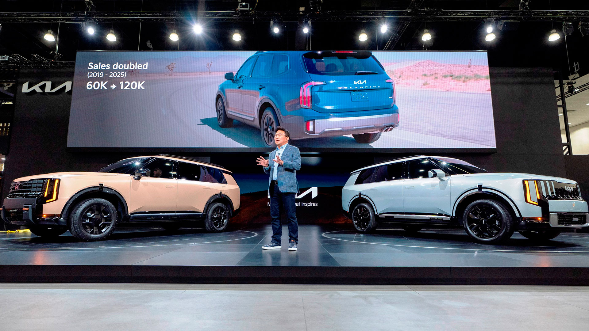 신형 텔루라이드에 대해 설명하고 있는 기아 북미권역본부장 윤승규 부사장. 왼쪽 차량은 신형 텔루라이드 오프로드 특화 모델 X-Pro, 오른쪽 차량은 신형 텔루라이드 하이브리드.-3