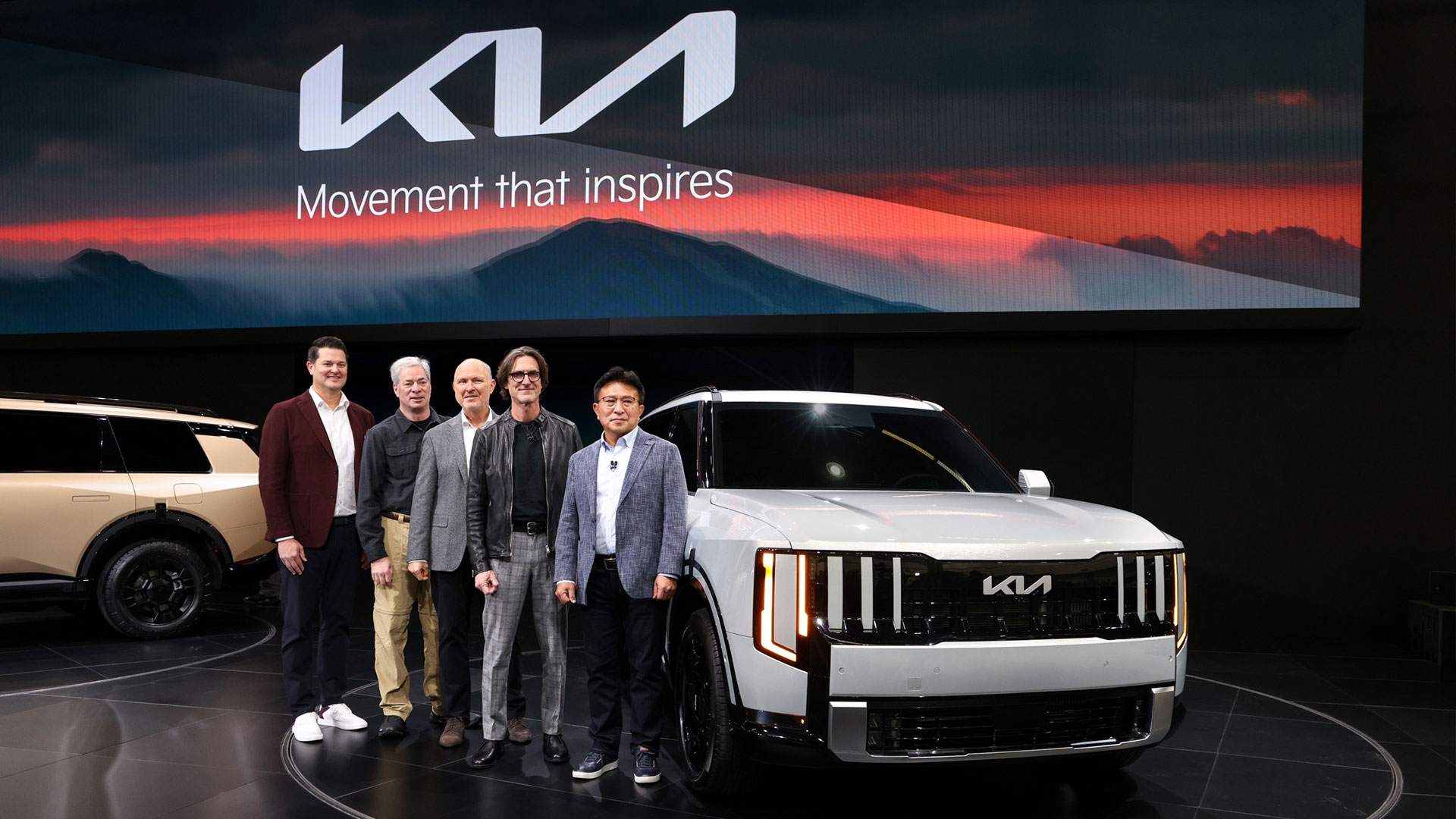 신형 텔루라이드 앞에서 기아 북미권역 관계자들이 기념촬영을 하고 있다. 왼쪽부터 ▲기아 미국법인 영업담당 상무 에릭 왓슨(Vice President of Sales Operations, Eric Watson) ▲기아 미국법인 마케팅담당 상무 러셀 와거(Vice President of Marketing, Russell Wager) ▲기아 미국법인 상품담당 디렉터 오스 헤드릭(Executive Director of Product Planning, Orth Hedrick) ▲기아 미국 디자인센터 수석 디자이너 탐 컨스(Senior Chief Designer, Kia Design Center America, Tom Kearns) ▲기아 북미권역본부장 윤승규 부사장(President and CEO, Kia North America and Kia America, SeungKyu Yoon)