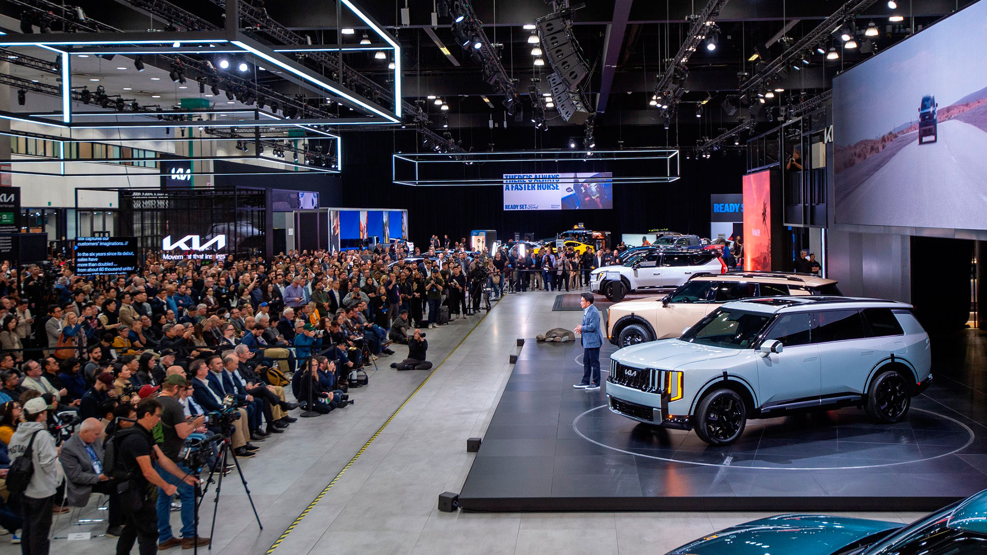 신형 텔루라이드 보기 위해 기아 전시 부스에 운집한 관객들(발표자는 기아 북미권역본부장 윤승규 부사장).