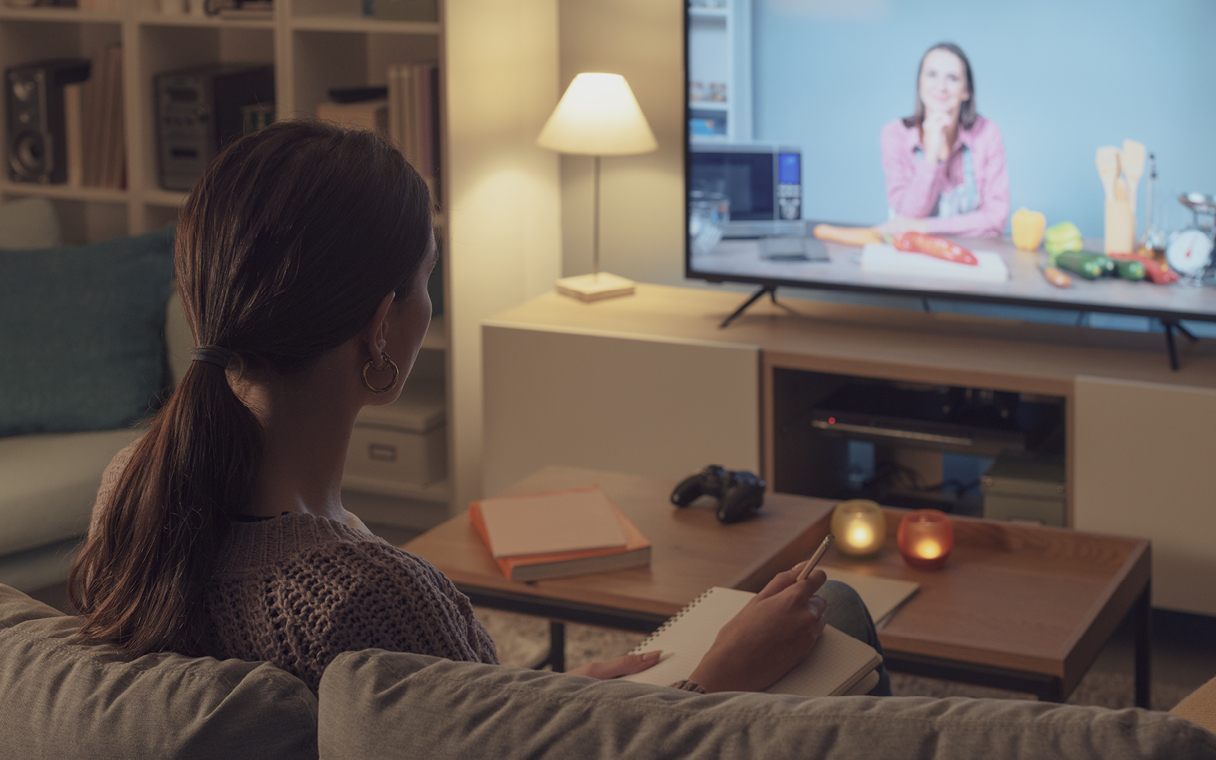 사람이 영상을 시청하는 모습