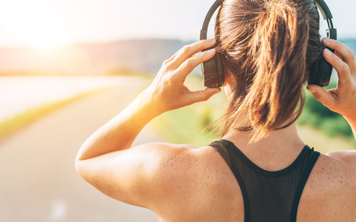 여자가 헤드셋 이어폰을 쓴 모습