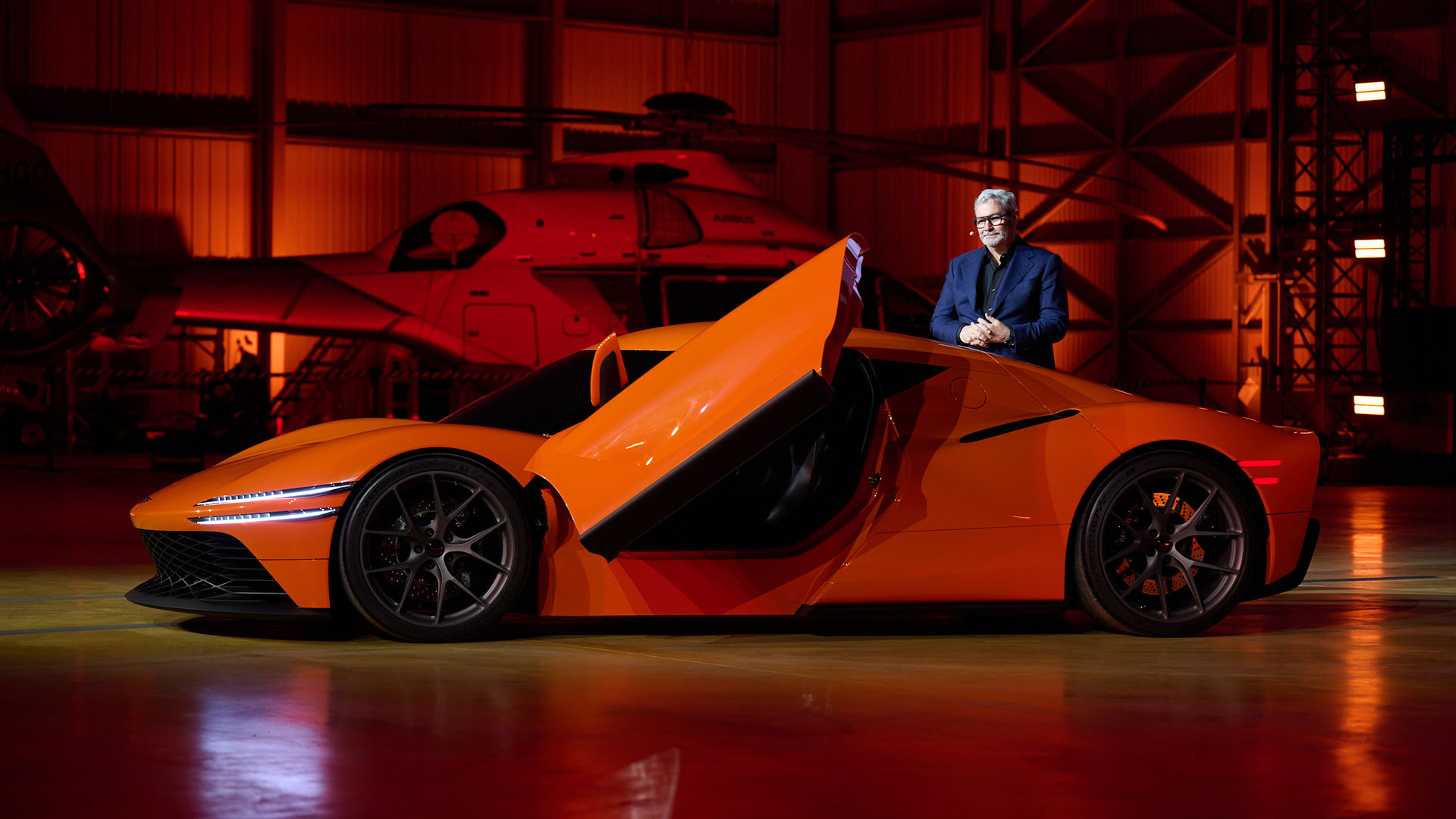 20일(목, 현지시간) 프랑스 폴 리카르 서킷에서 열린 <마그마 월드 프리미어> 행사에서 현대차그룹 CDO(글로벌 디자인 본부장) 겸 CCO(최고 크리에이티브 책임자) 루크 동커볼케 사장이 제네시스 '마그마 GT 콘셉트'를 소개하는 모습