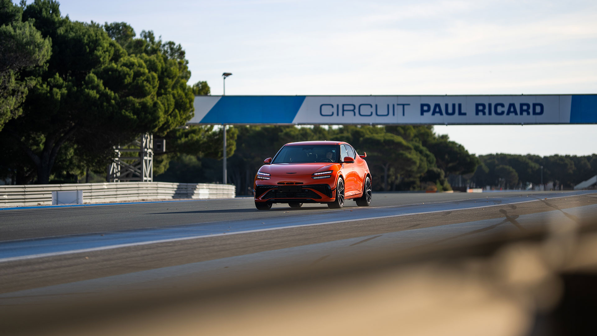 프랑스 폴 리카르 서킷을 주행 중인 제네시스 'GV60 마그마'