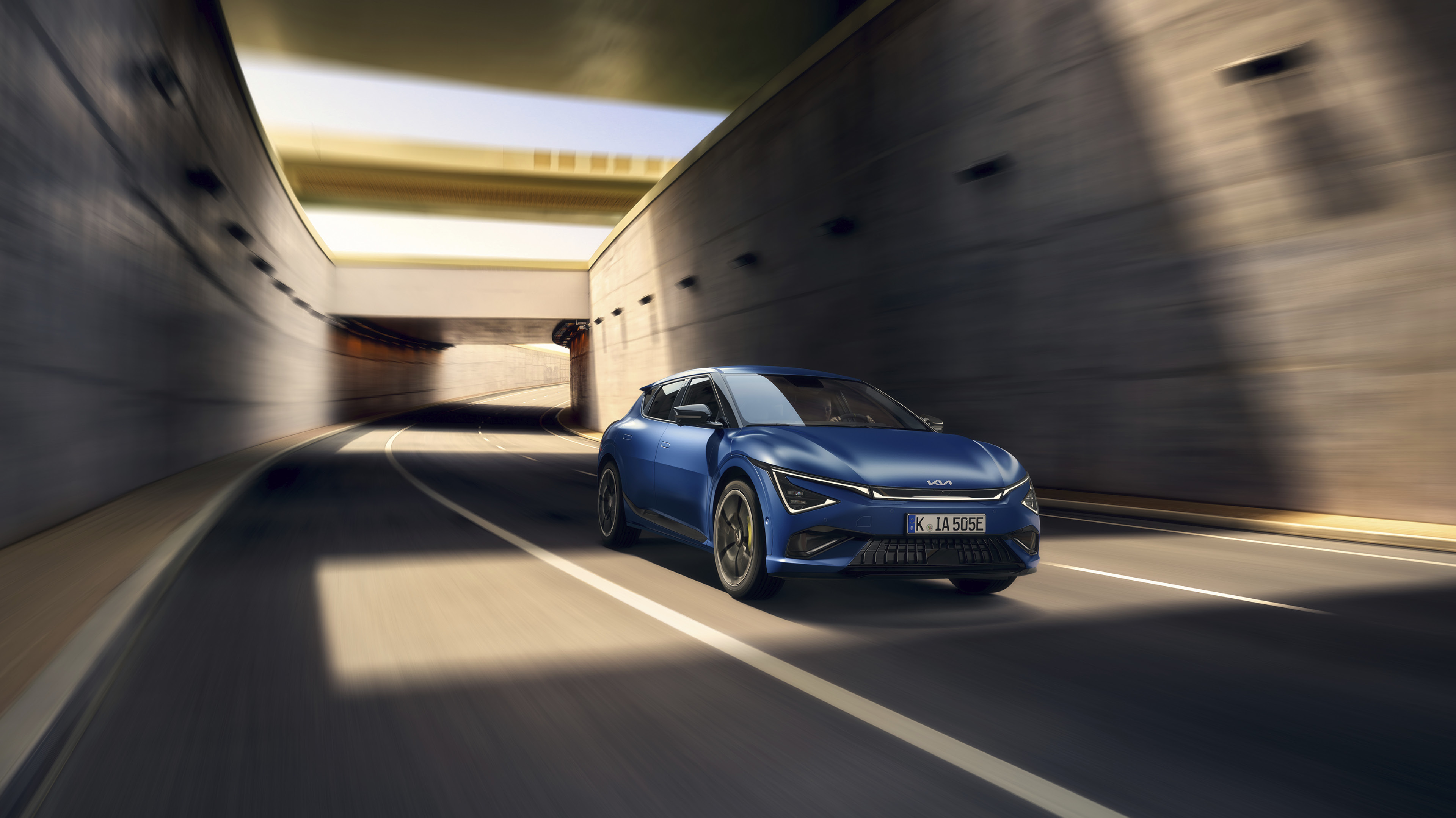 도로를 달리는 EV6 GT