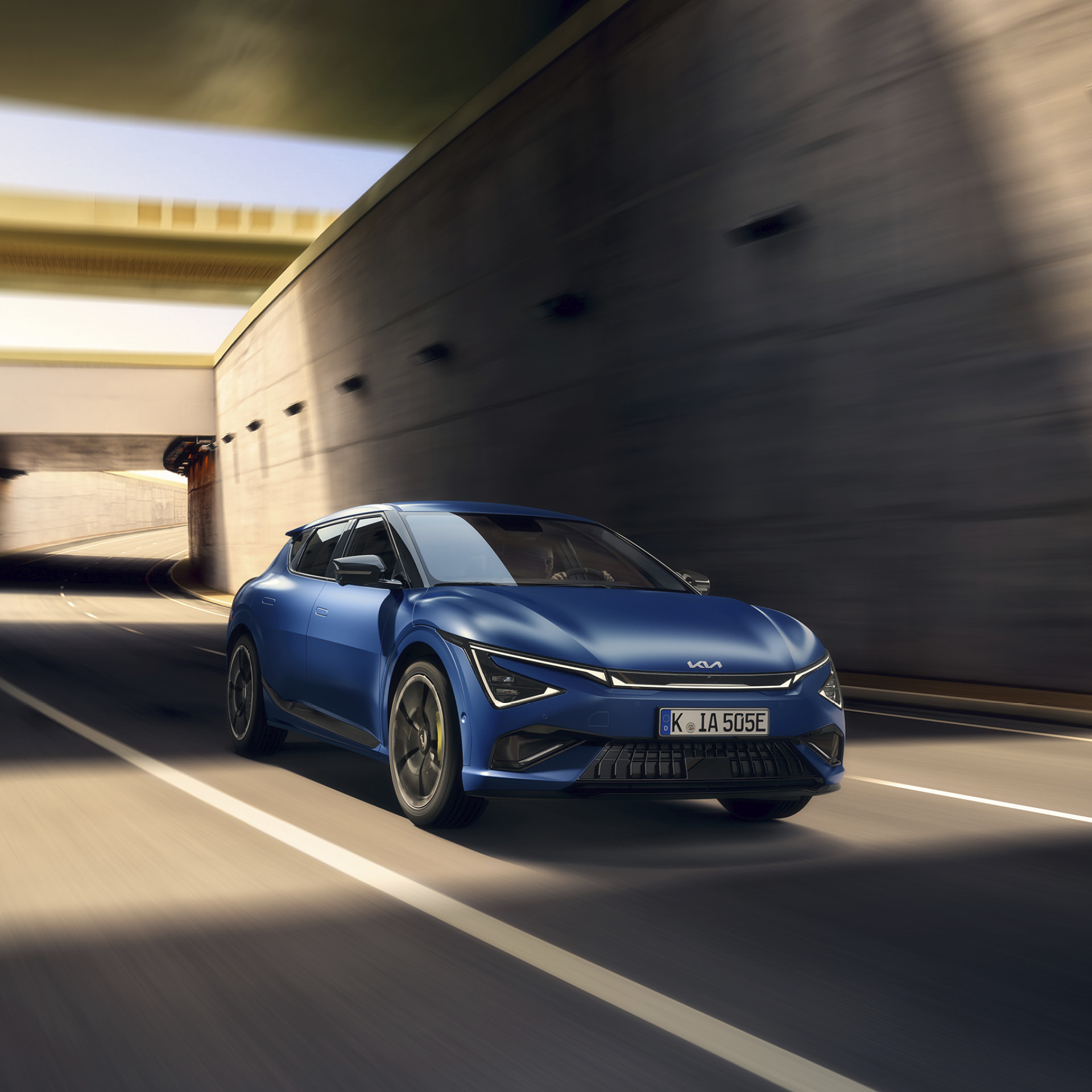 도로를 달리는 EV6 GT