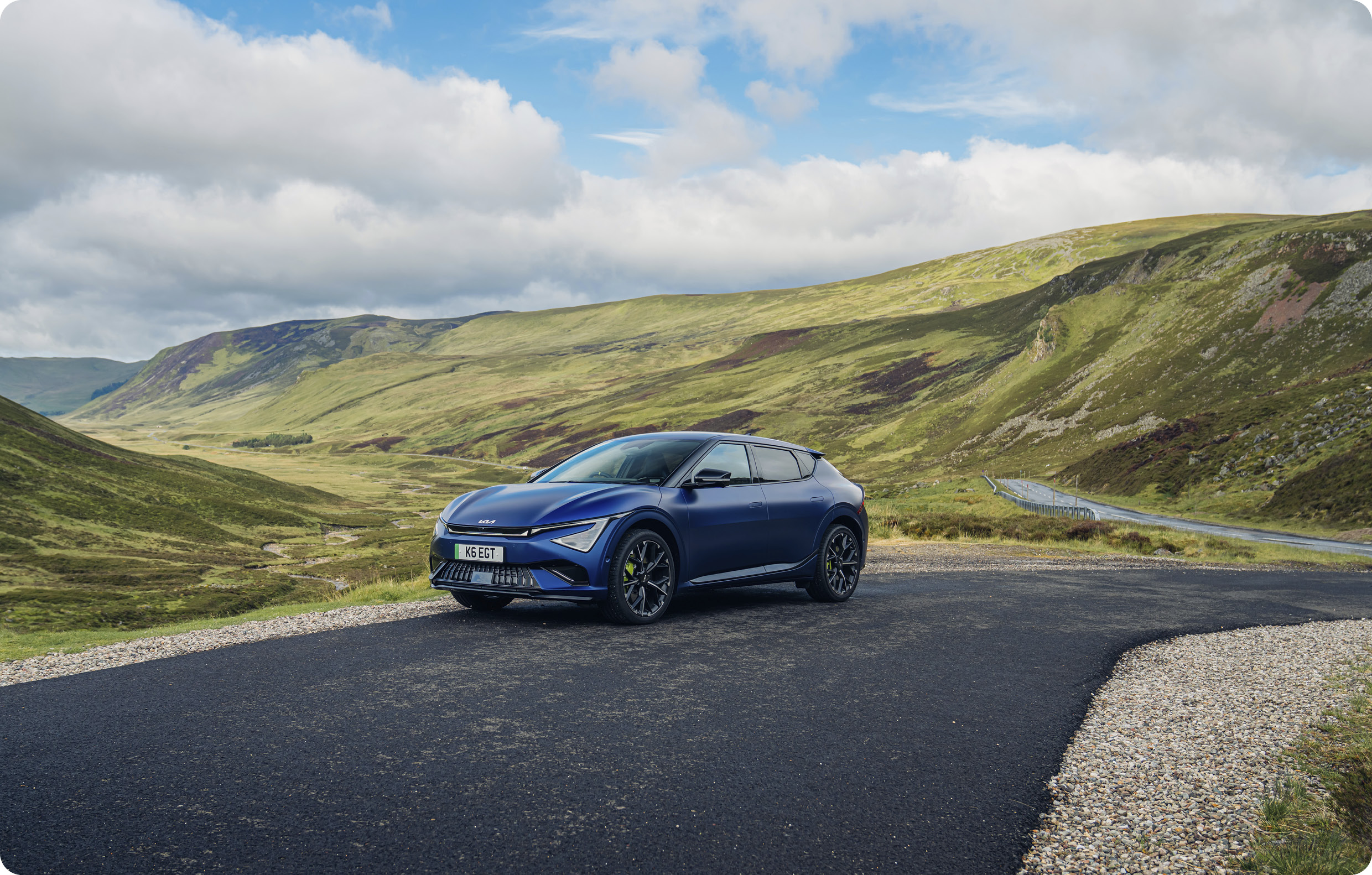 도로 위에 서 있는 EV6 GT