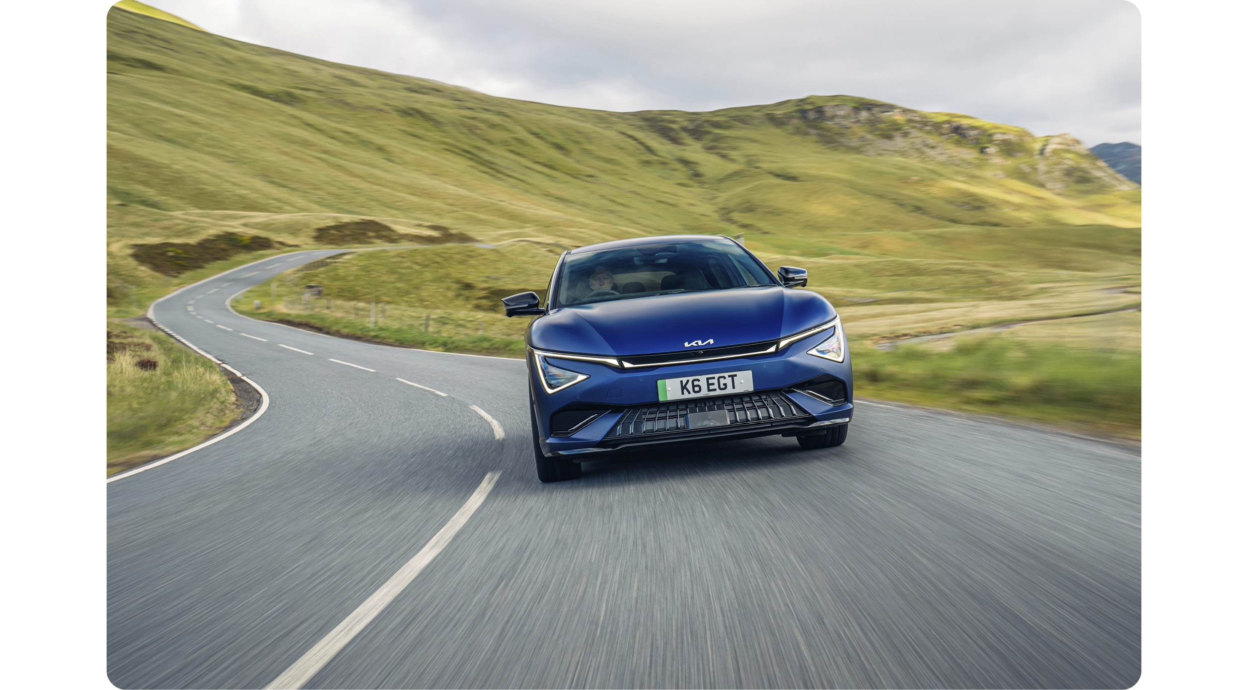 도로를 달리는 EV6 GT