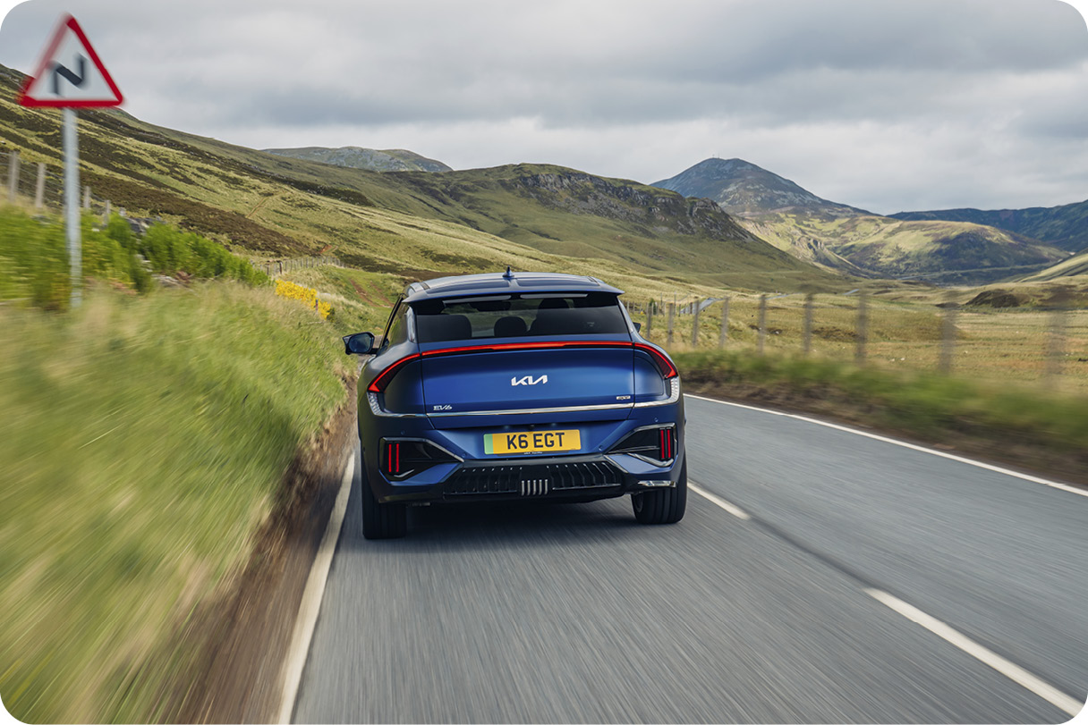 도로를 달리는 EV6 GT