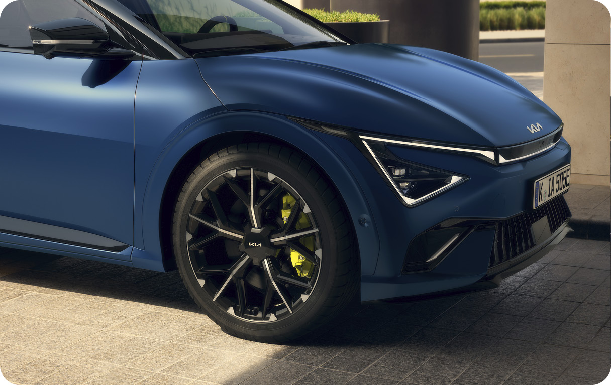 EV6의 앞 부분을 클로즈업한 사진