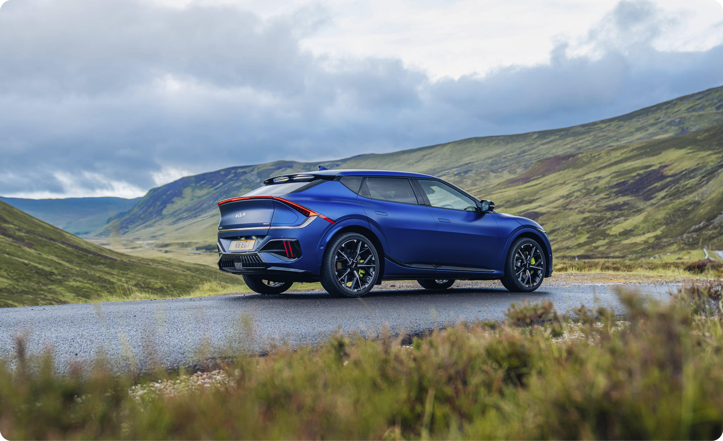 도로 위에 서 있는 EV6 GT