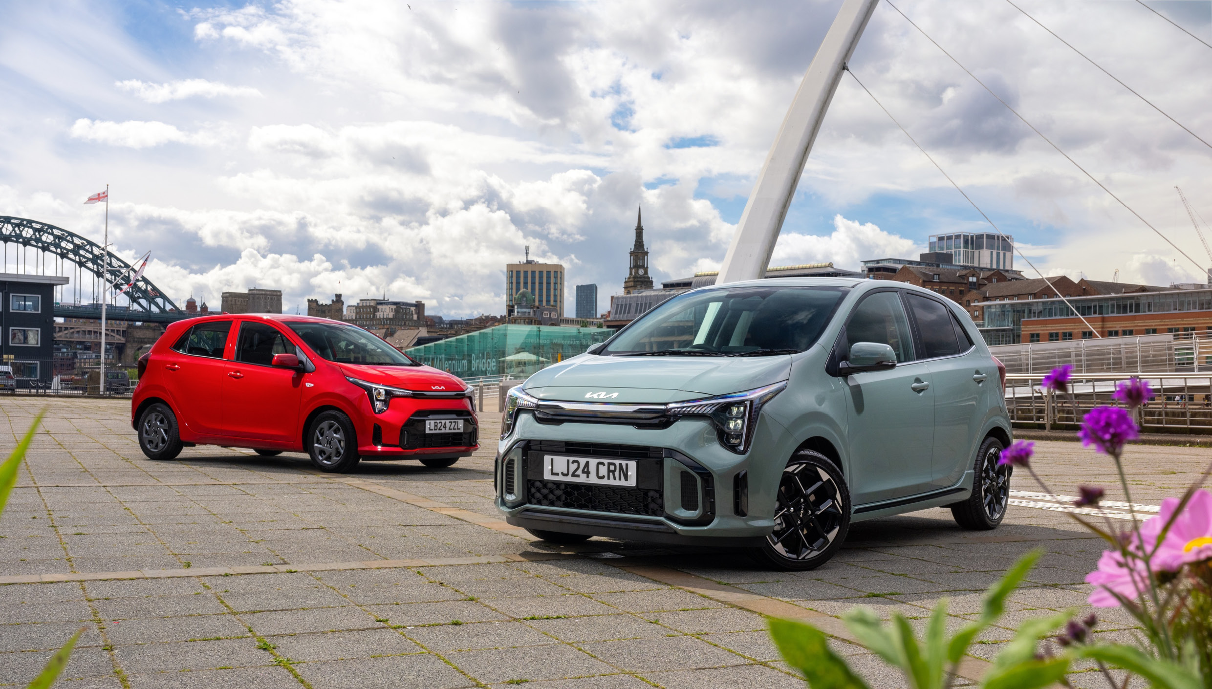 두 대의 기아 피칸토 서 있는 사진