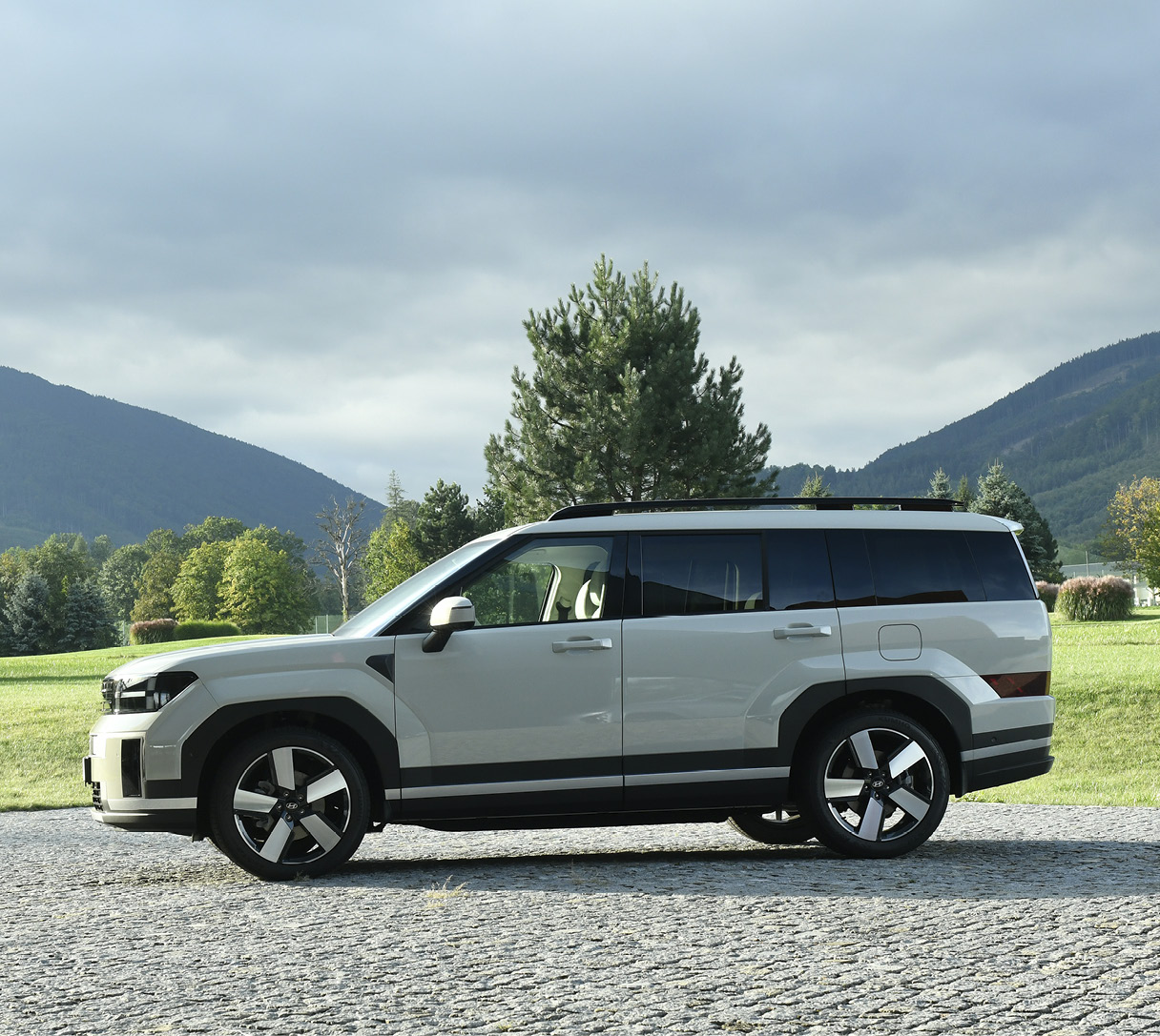 싼타페 하이브리드의 옆모습