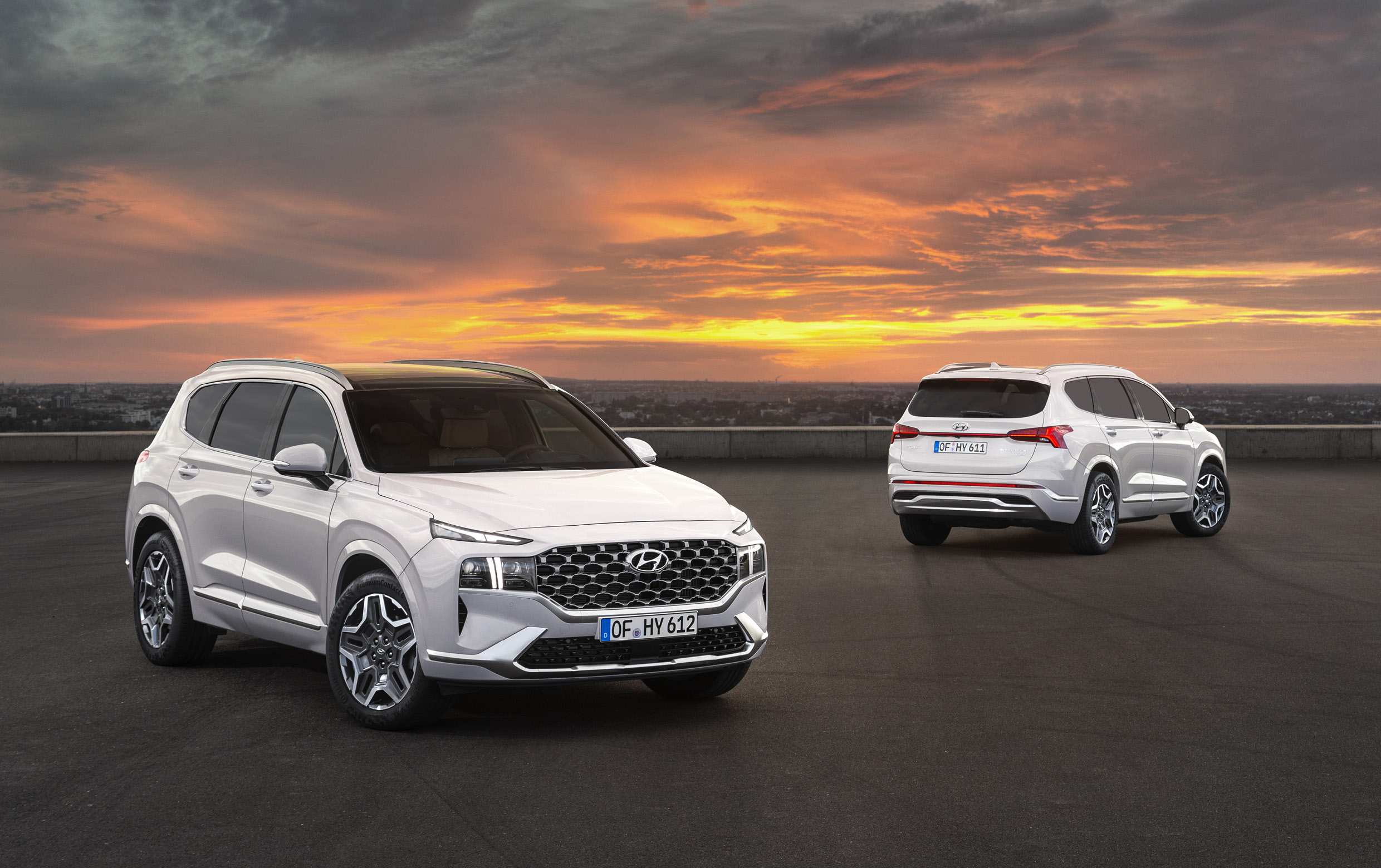 싼타페 하이브리드 2대가 서 있는 모습