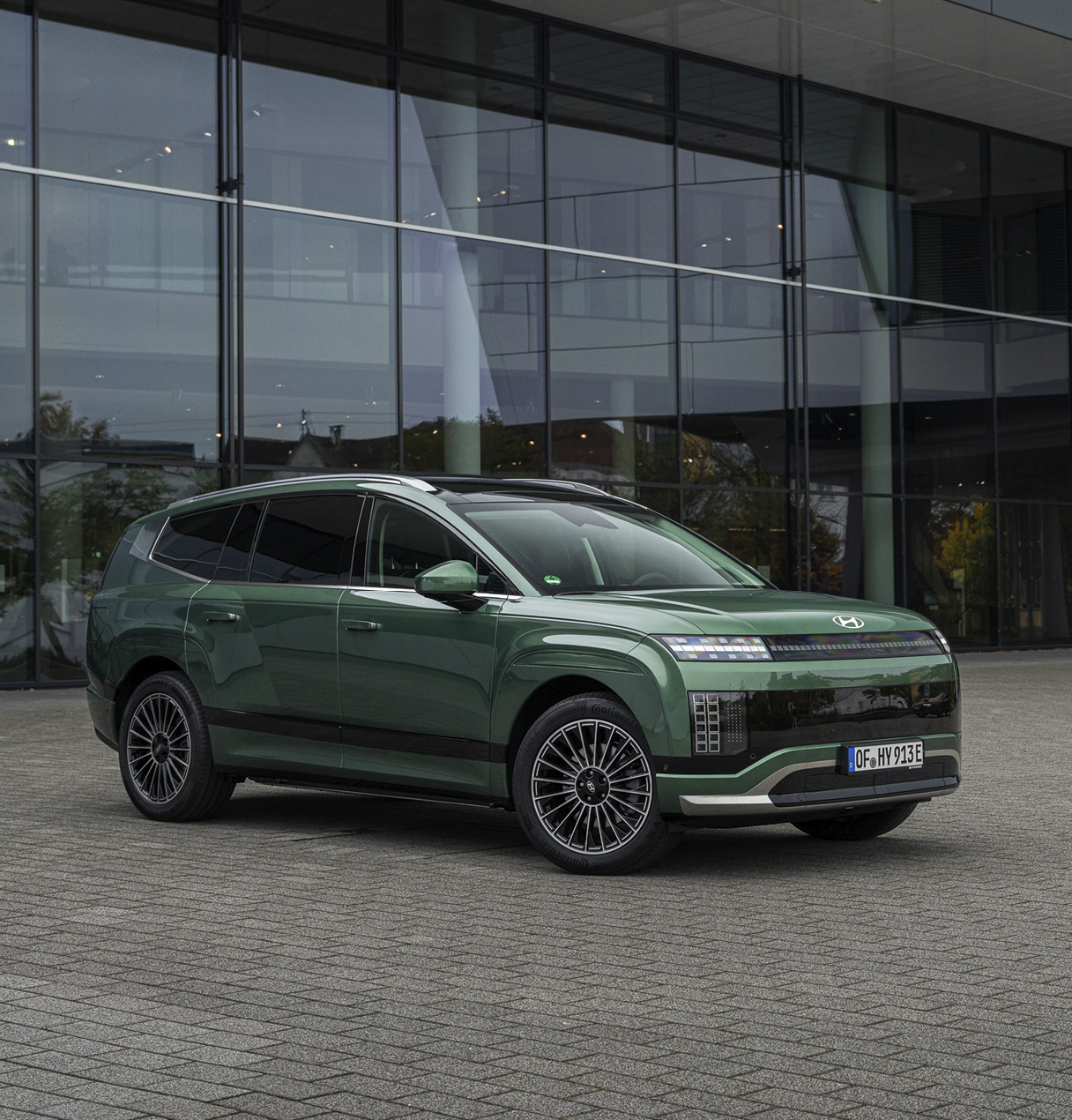 건물 앞에 서 있는 현대차 아이오닉 9