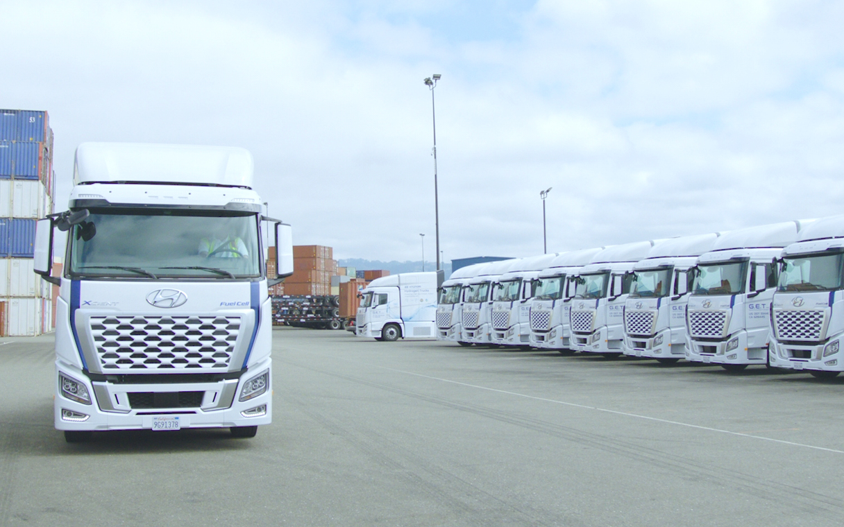 수 대의 엑시언트 수소진기트럭이 나란히 서 있는 모습