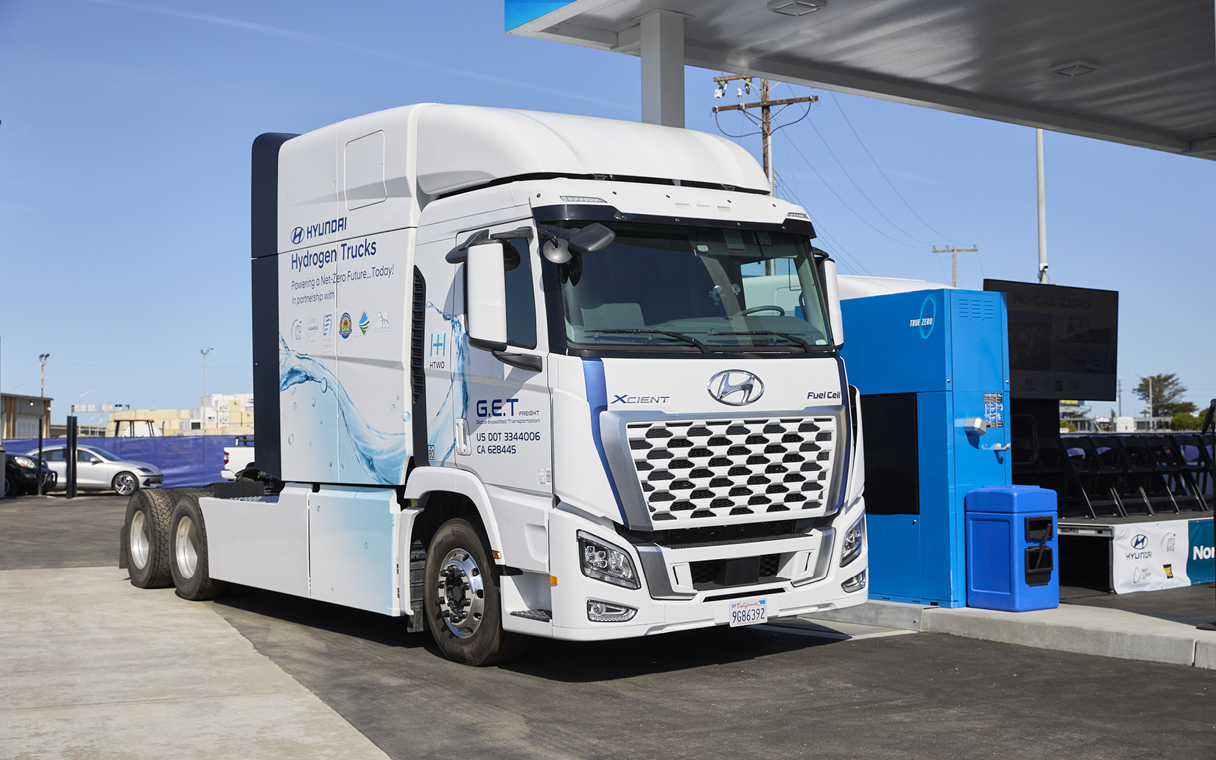 수소를 충전 중인 엑시언트 수소전기트럭