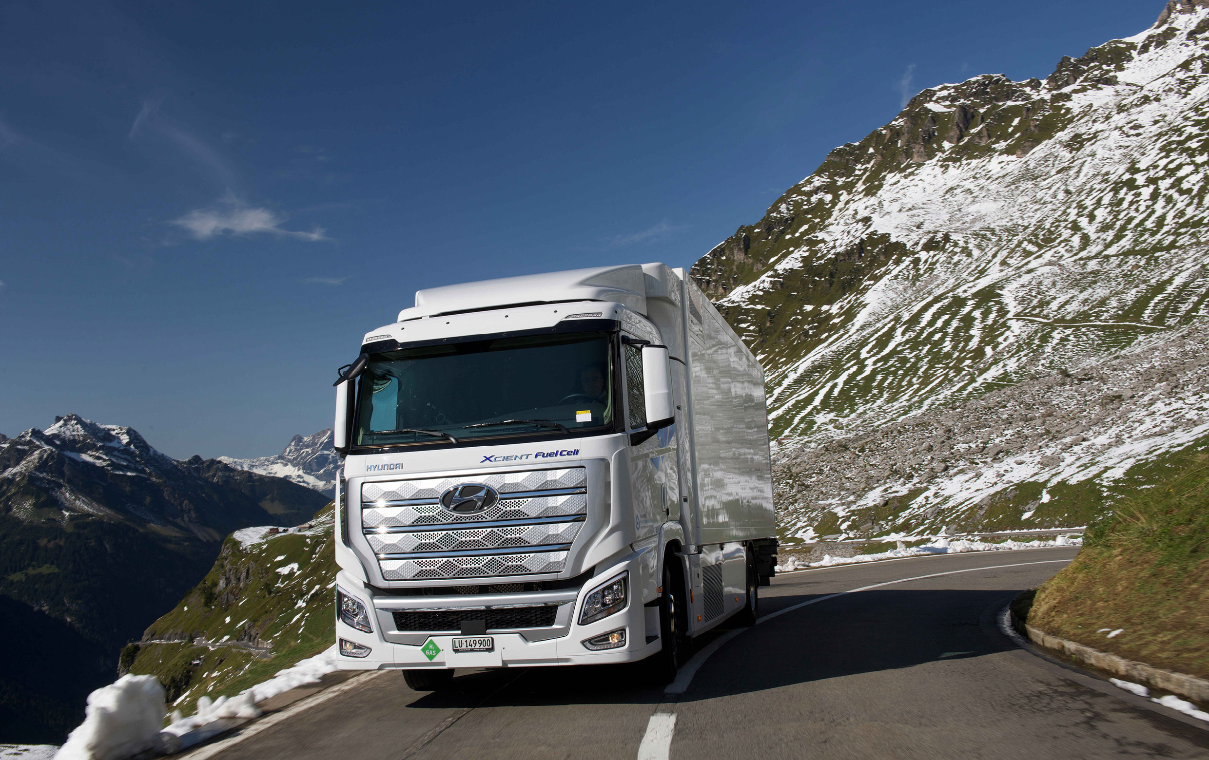 수소전기트럭이 주행 중인 모습