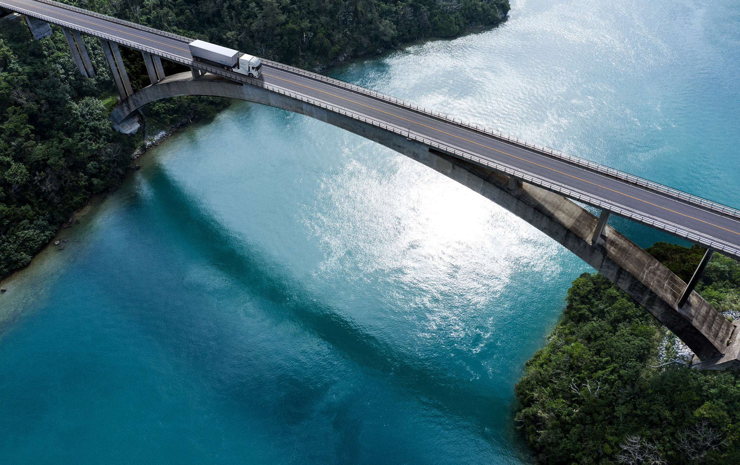 수소전기트럭이 다리 위를 지나고 있다