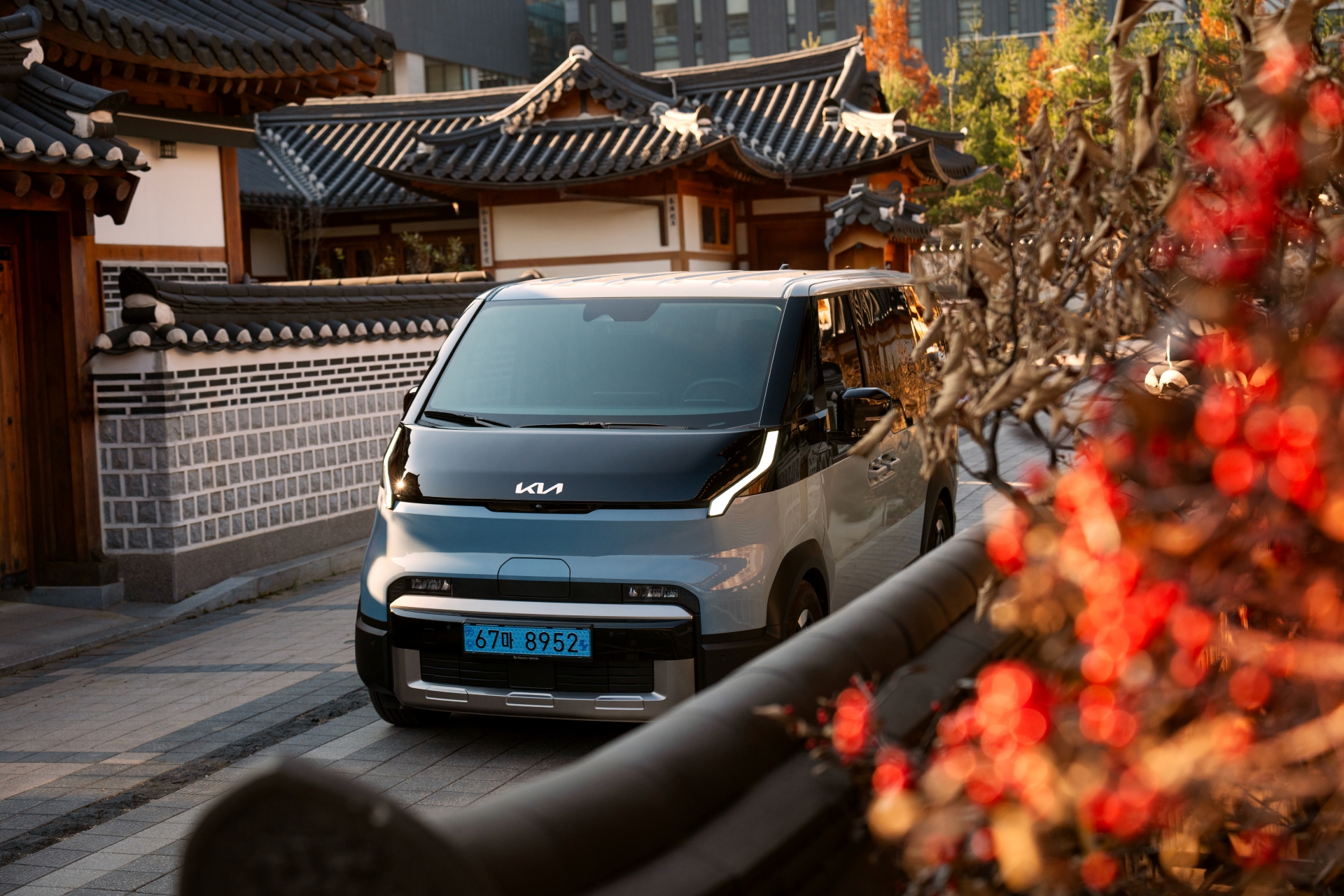 The Kia PV5 brings a sense of ease to quiet autumn paths, framed by warm, shifting colors.