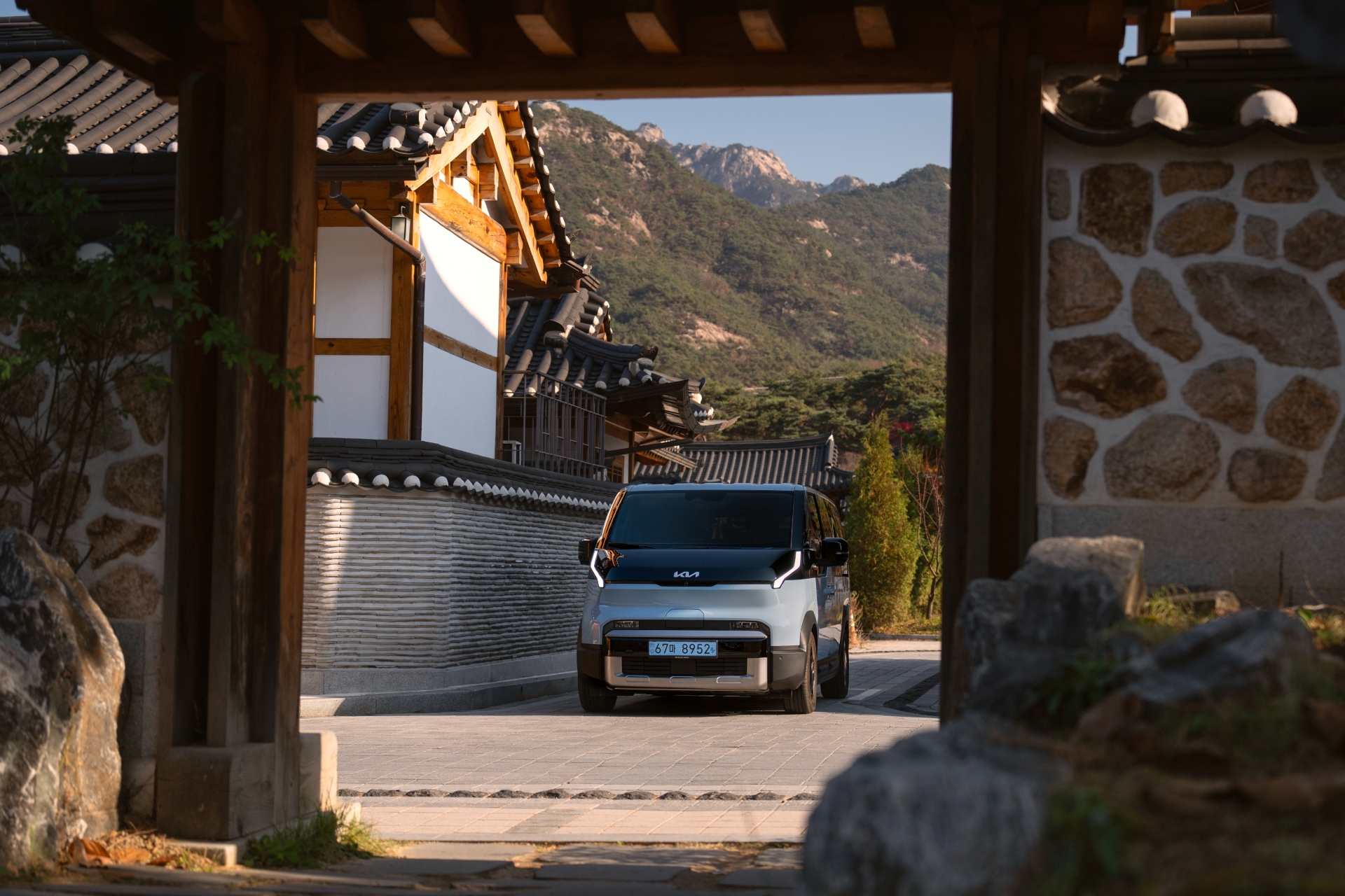 The Kia PV5 brings a sense of ease to quiet autumn paths, framed by warm, shifting colors.