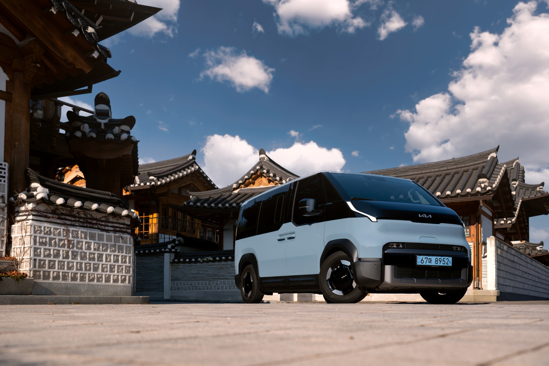 The Kia PV5 brings a sense of ease to quiet autumn paths, framed by warm, shifting colors.