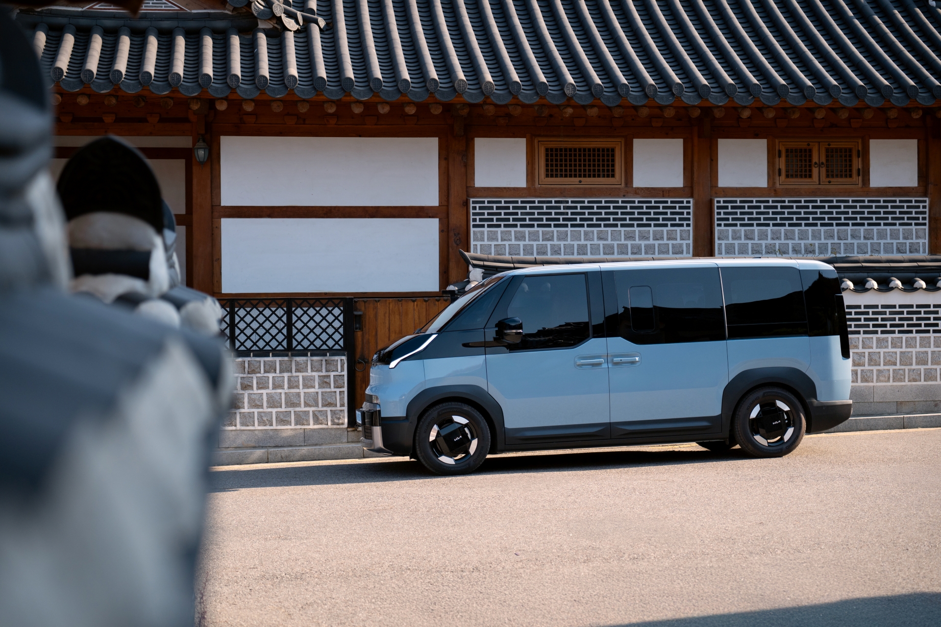 The Kia PV5 brings a sense of ease to quiet autumn paths, framed by warm, shifting colors.