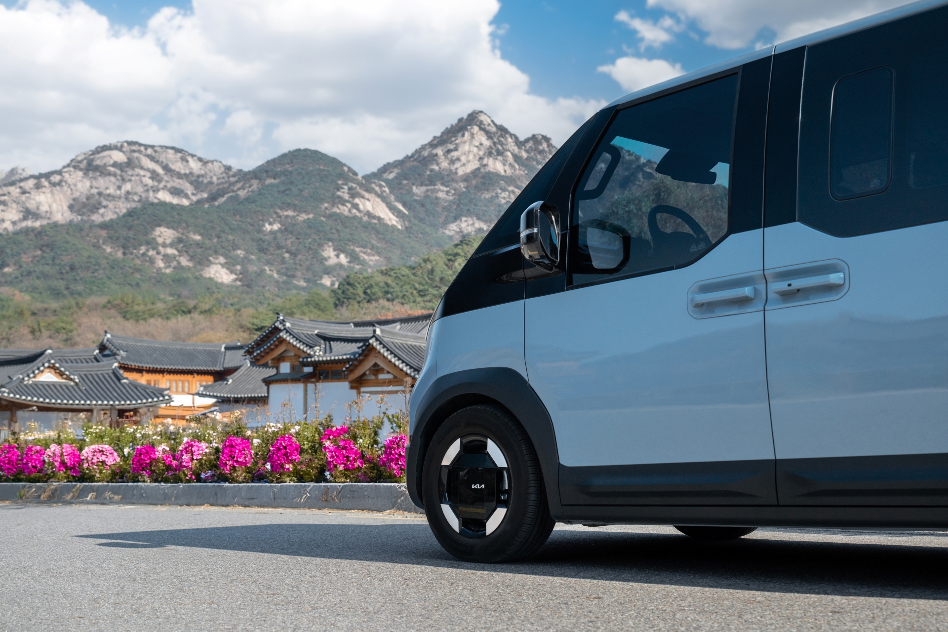 The Kia PV5 brings a sense of ease to quiet autumn paths, framed by warm, shifting colors.