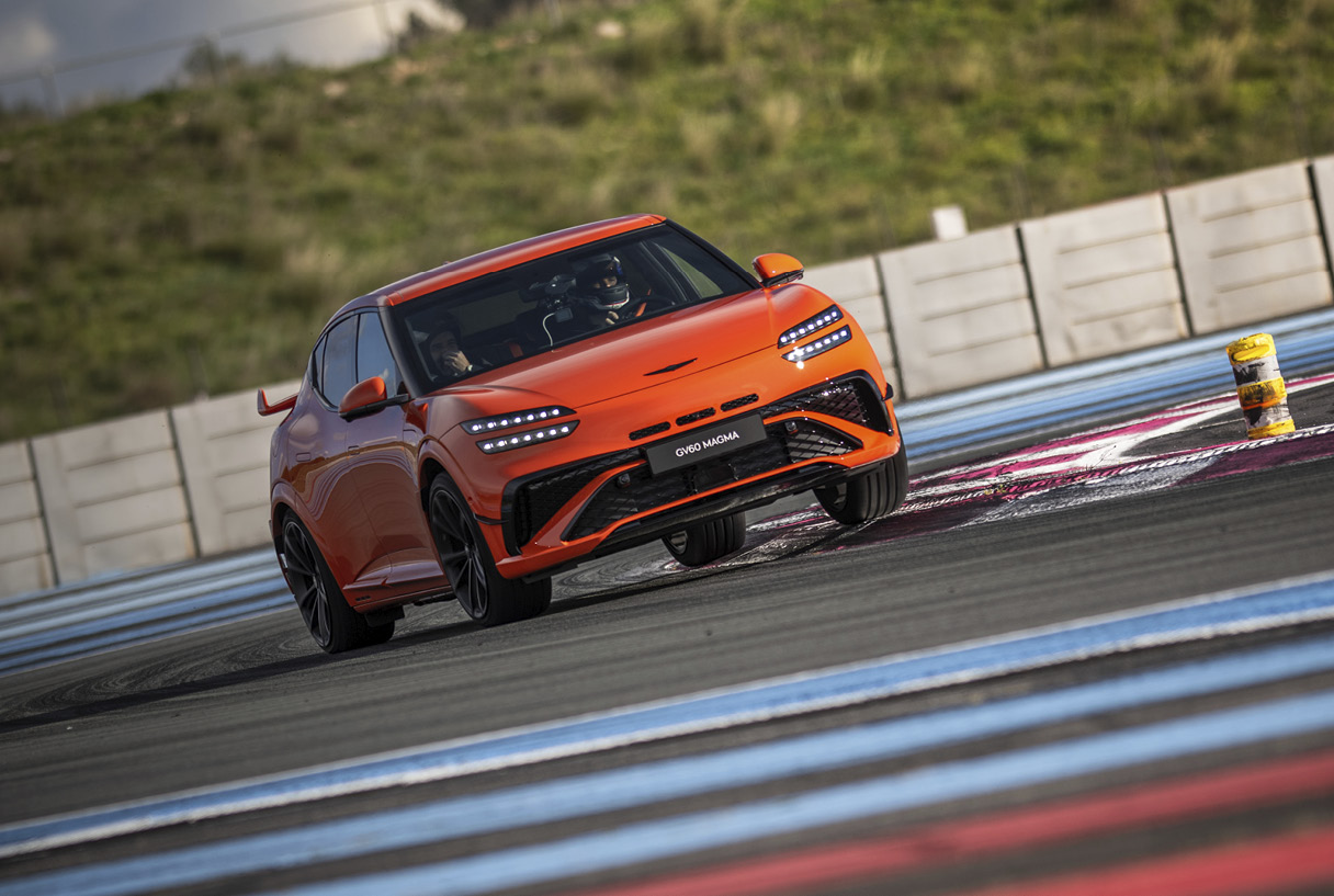 제네시스 GV60 마그마의 주행 모습