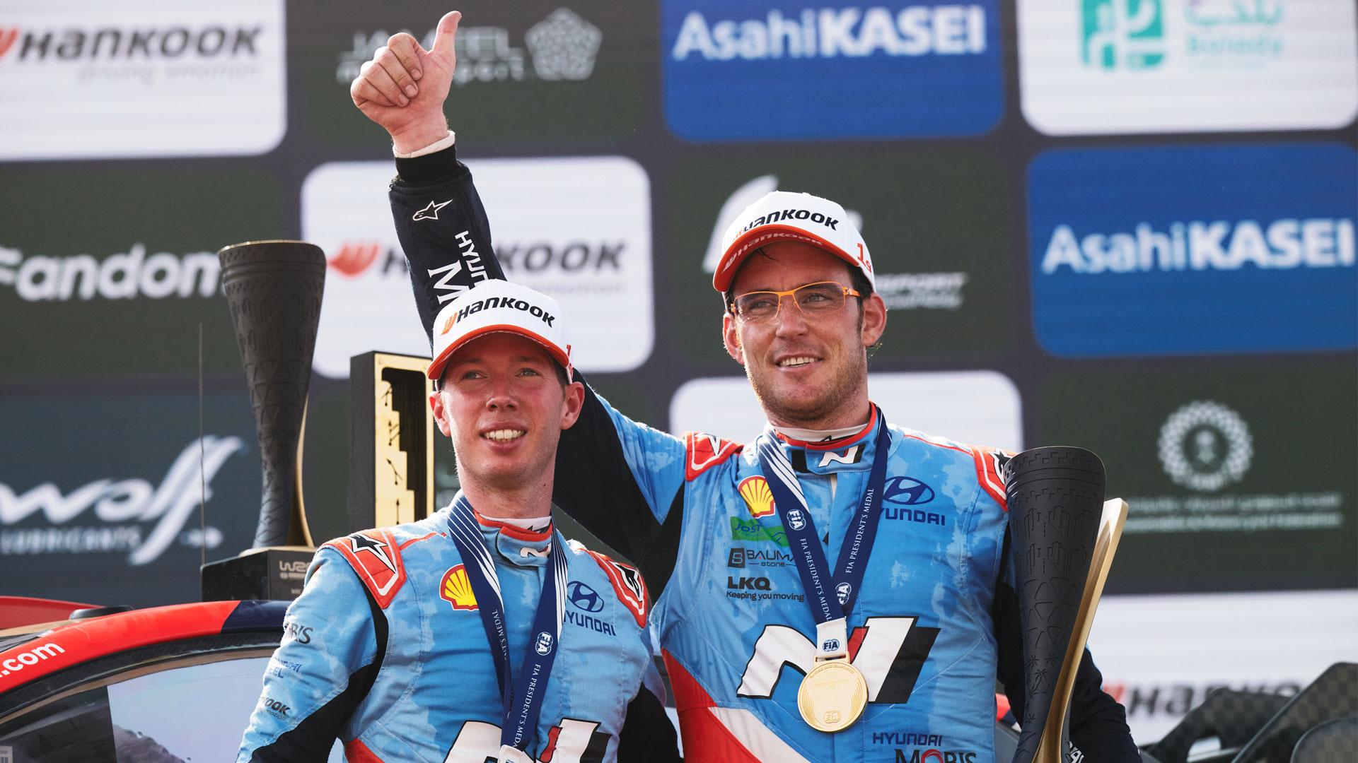 2025 WRC 사우디 아라비아 랠리에서 우승한 티에리 누빌(Thierry Neuville, 오른쪽)과 코드라이버 마틴 비데거(Martijn Wydaeghe, 왼쪽)가 기뻐하는 모습