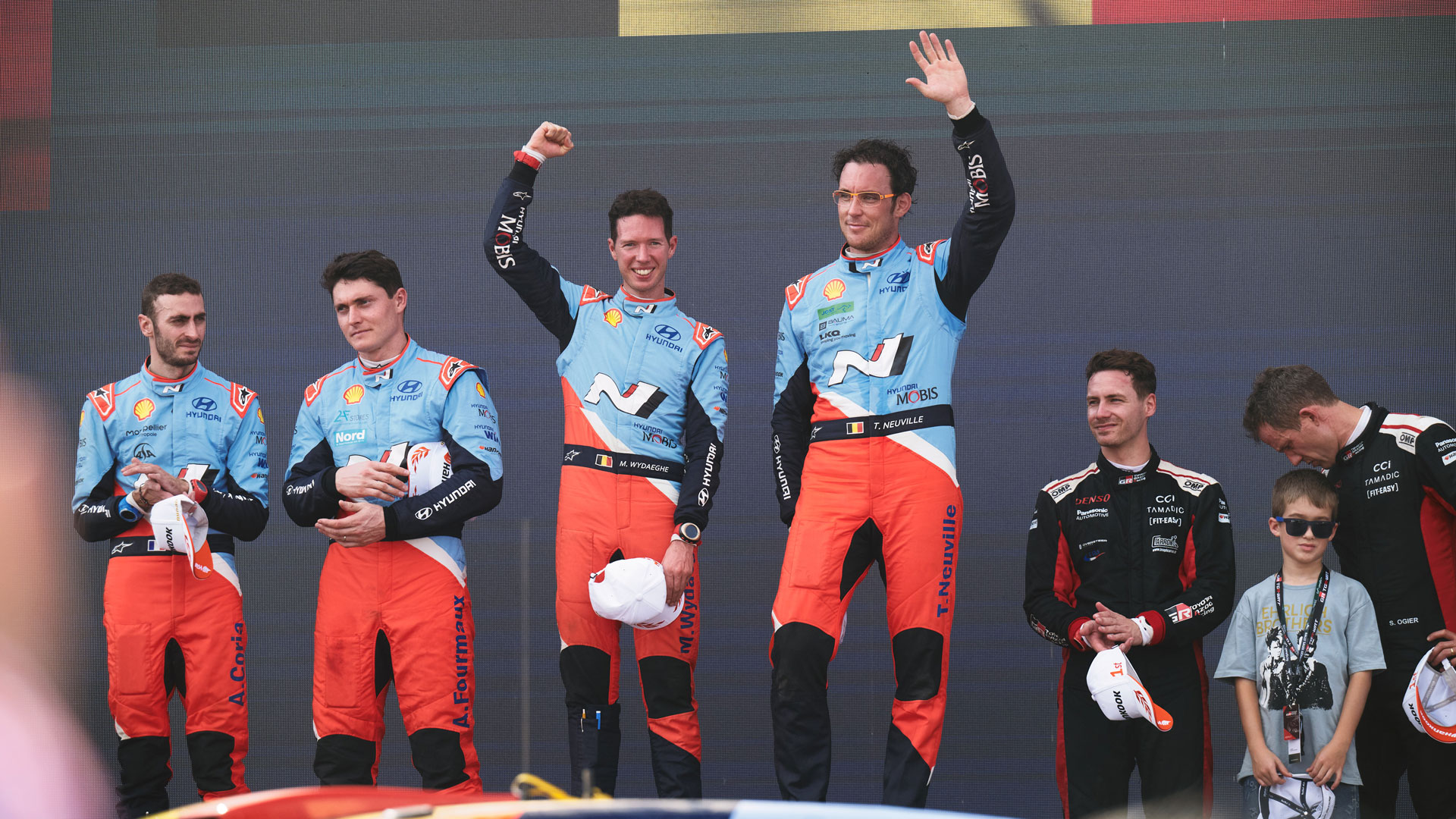 2025 WRC 사우디 아라비아 랠리에서 포디움에 오른 선수들의 모습. (사진 왼쪽부터) 2위에 오른 현대차 월드랠리팀 소속 코드라이버 알렉산드르 코리아(Alexandre Coria)와 드라이버 아드리안 포모어(Adrien Fourmaux), 우승을 차지한 현대차 월드랠리팀 소속 코드라이버 마틴 비데거(Martijn Wydaeghe)와 드라이버 티에리 누빌(Thierry Neuville), 3위를 차지한 도요타팀 소속 코드라이버 빈센트 랑데(Vincent Landais)와 드라이버 세바스티안 오지에(Sébastien Ogier)