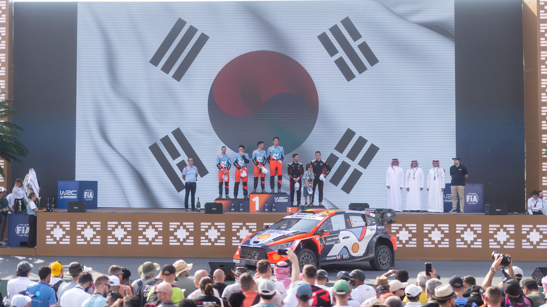 2025 WRC 사우디 아라비아 랠리에서 포디움에 오른 선수들 및 관계자 모습