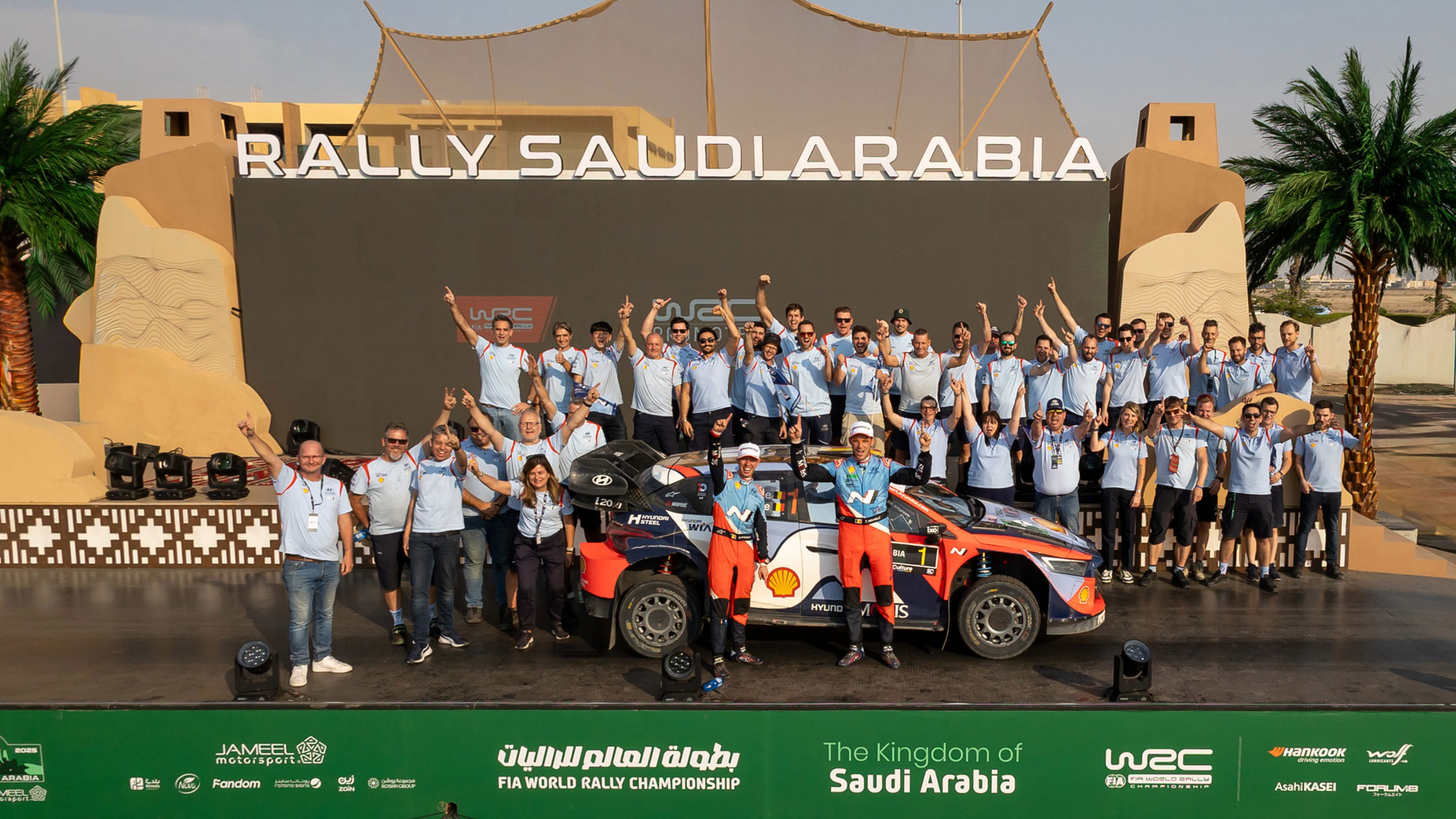 2025 WRC 사우디 아라비아 랠리에서 우승하고 환호하는 현대차 월드랠리팀 관계자들의 기념 사진