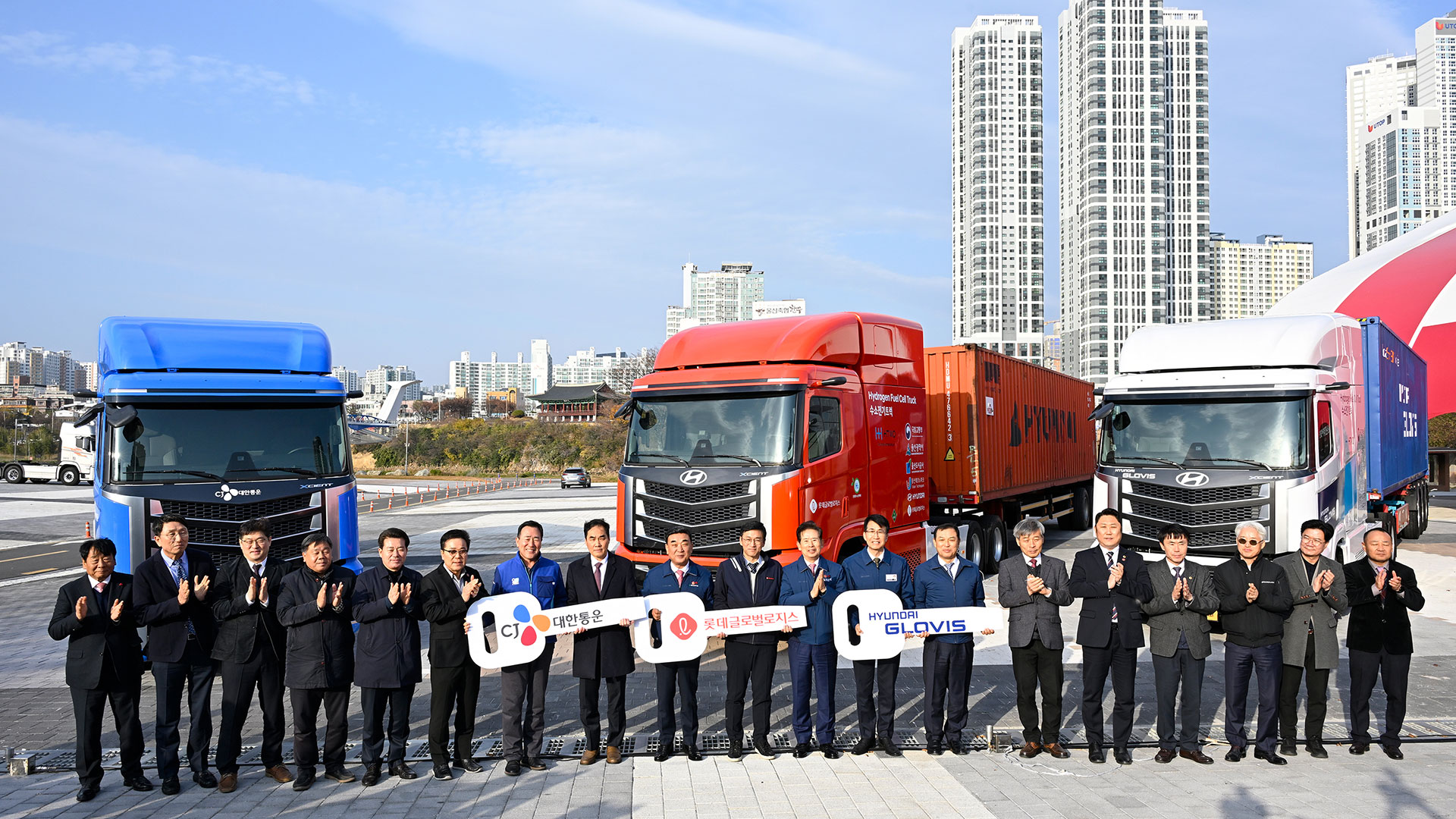 2일(화) 울산 태화강 국가정원 남구둔치에서 진행된 ‘수소전기 트랙터 실증 사업 차량 인도식’ 행사에서 참석자들이 기념사진을 촬영하고 있는 모습 (왼쪽 9번째부터) 김두겸 울산광역시장, 롯데글로벌로지스 권순근 TLS사업본부장, 안효대 울산광역시 경제부시장, 현대자동차 전략기획실장 김동욱 부사장, 현대글로비스 조삼현 SCM사업부장