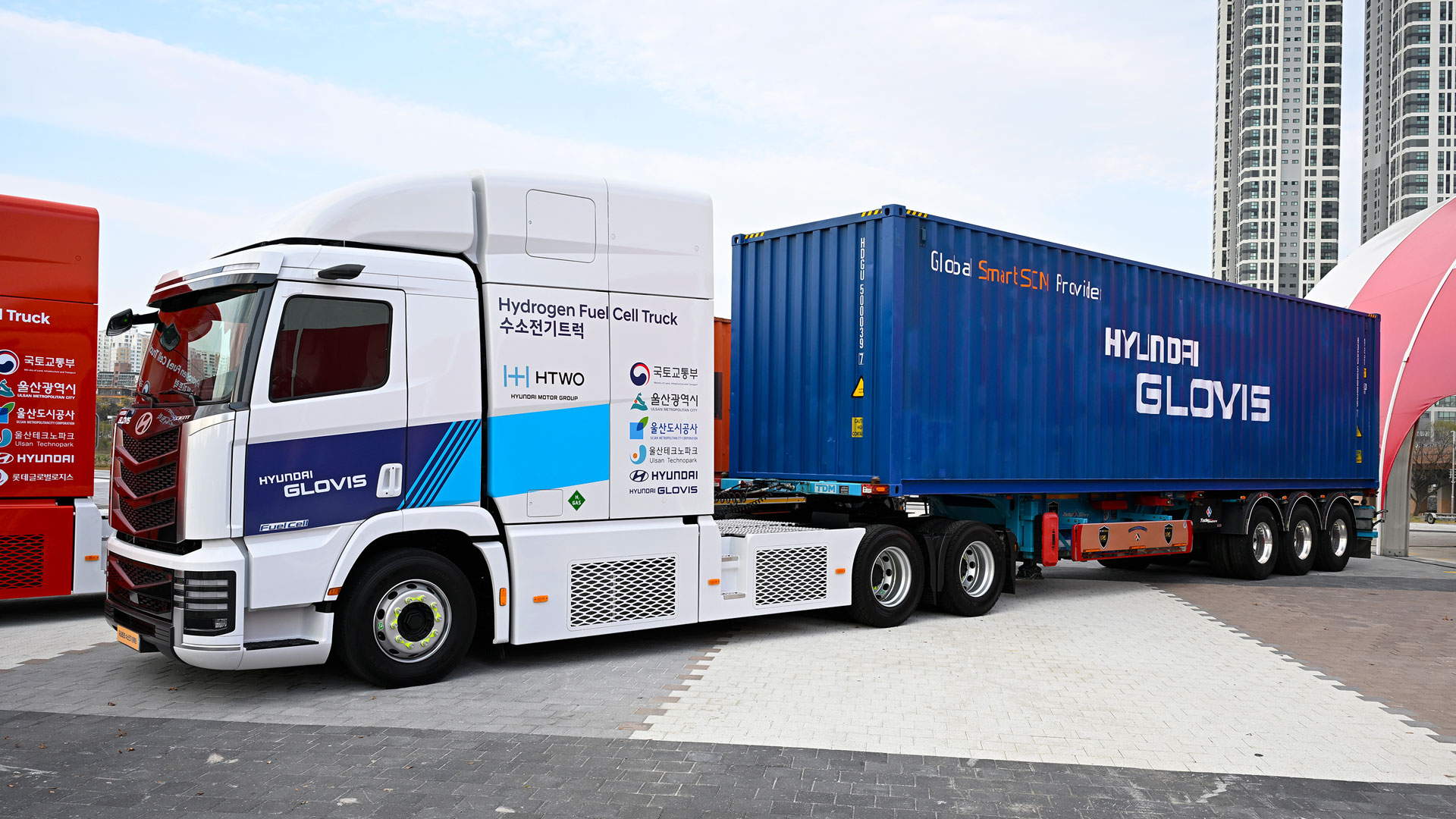 2일(화) 울산 태화강 국가정원 남구둔치에서 진행된 ‘수소전기 트랙터 실증 사업 차량 인도식’ 행사에서 인도된 현대자동차 수소전기 트랙터