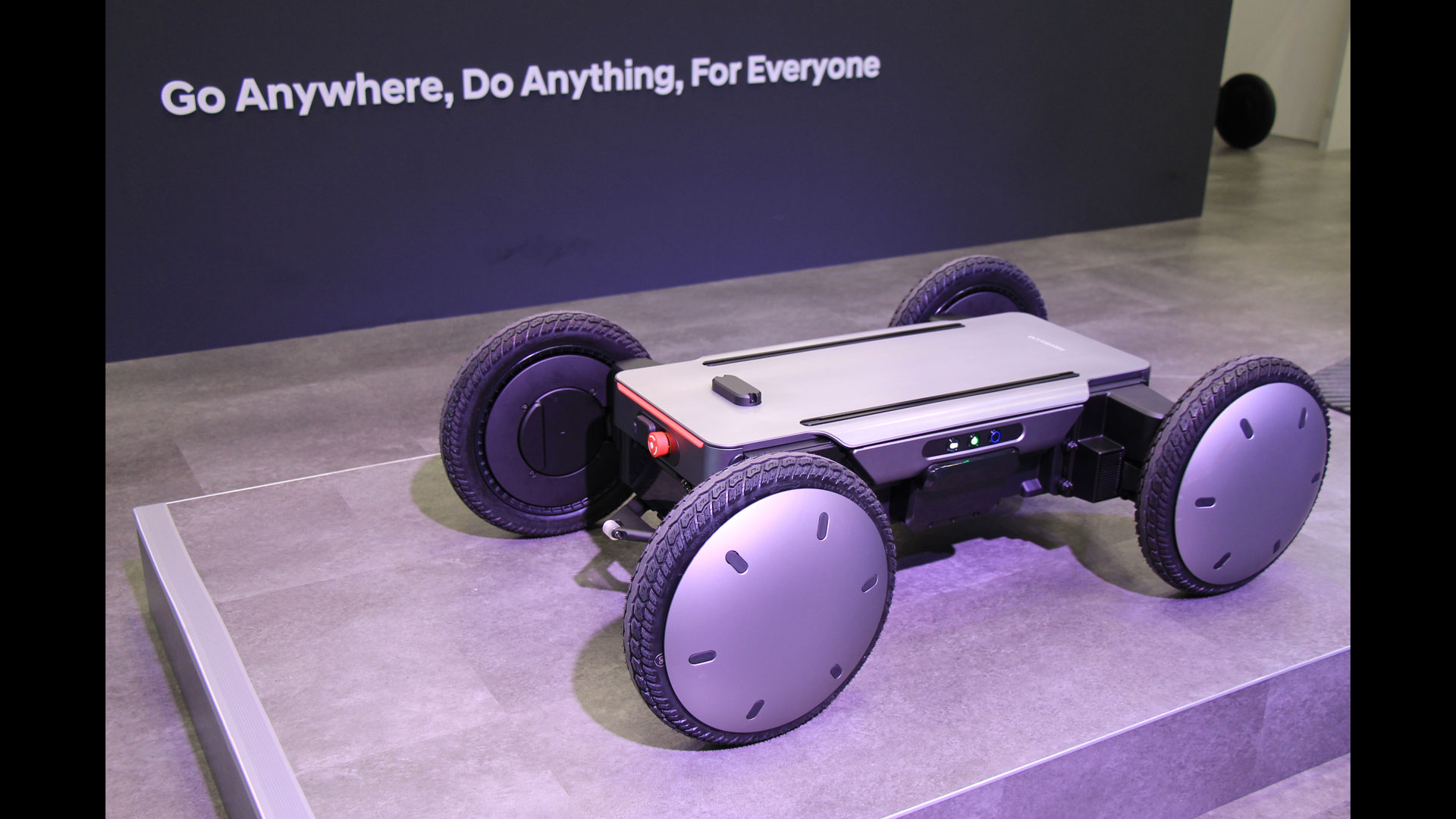 일본 국제 로봇 전시회(IREX) 현대차그룹관에 전시된 '모베드(MobED)'의 베이직(Basic) 모델