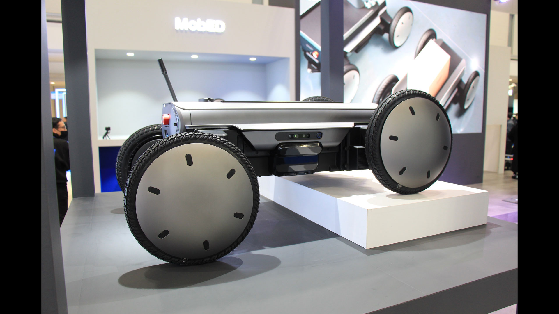 일본 국제 로봇 전시회(IREX) 현대차그룹관에 전시된 '모베드(MobED)'가 DnL(Drive-and-Lift) 모듈을 활용해 연석을 넘는 모습