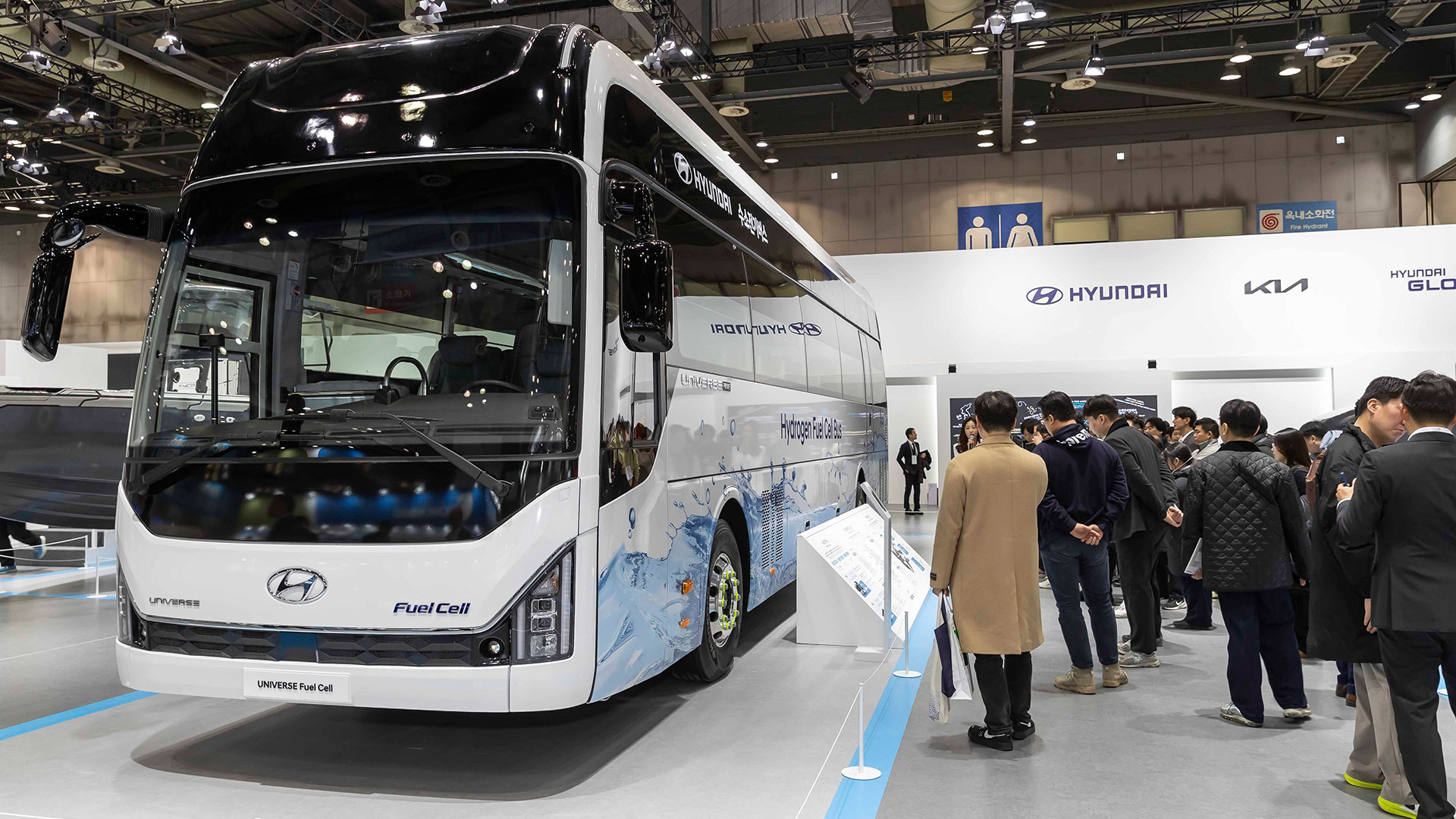 관람객들이 유니버스 수소전기버스를 둘러보고 있는 모습