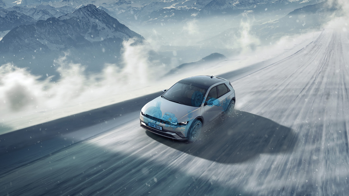 아이오닉 5가 눈길을 달리고 있다