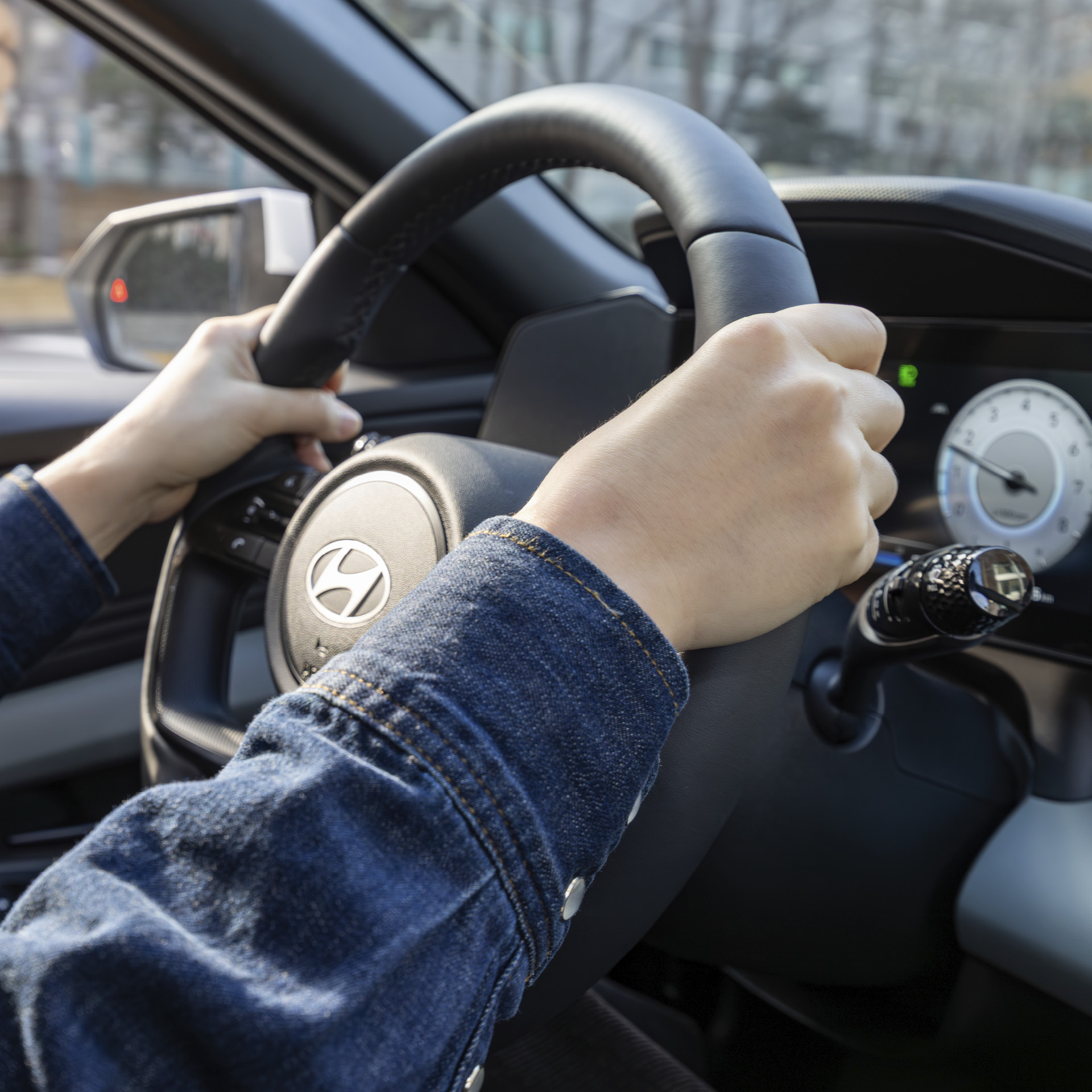 운전대를 잡고 있는 모습