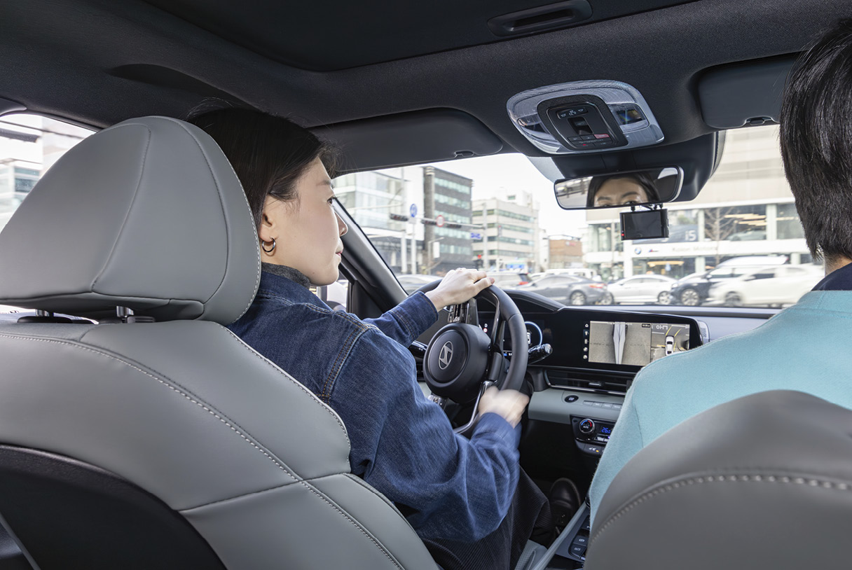 자동차 안에서 현대 모터스튜디오 비기너 드라이브를 진행 중인 모습