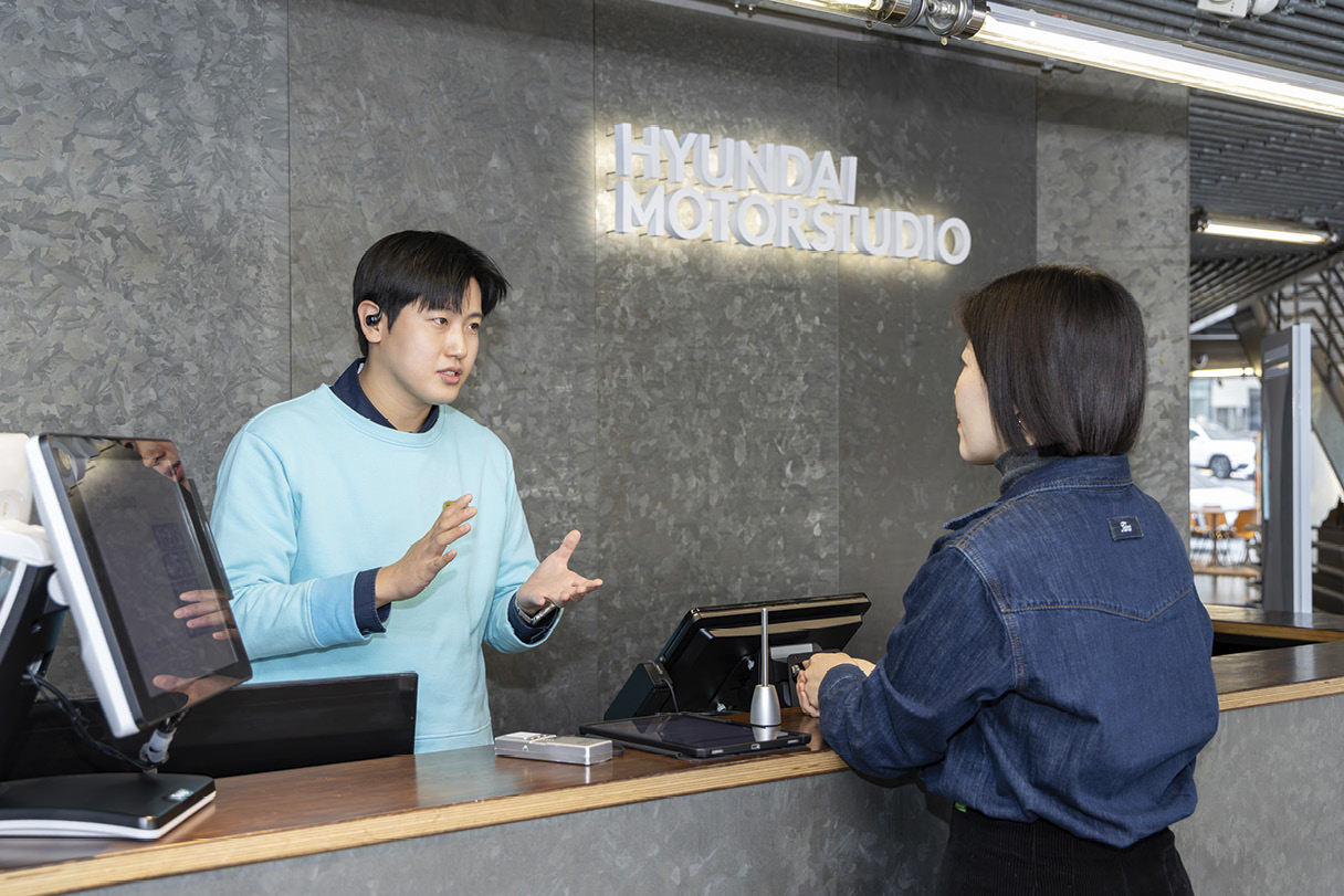 현대 모터스튜디오 비기너 드라이브를 진행 중인 모습