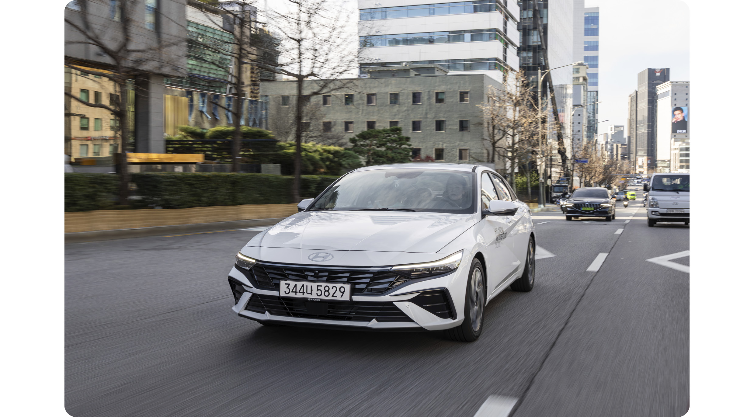 현대자동차 아반떼의 주행 모습