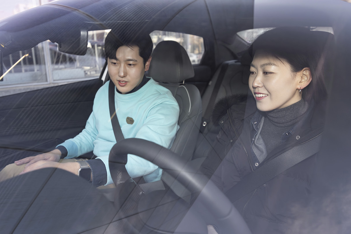 차 안에서 현대 모터스튜디오 비기너 드라이브를 진행 중인 모습