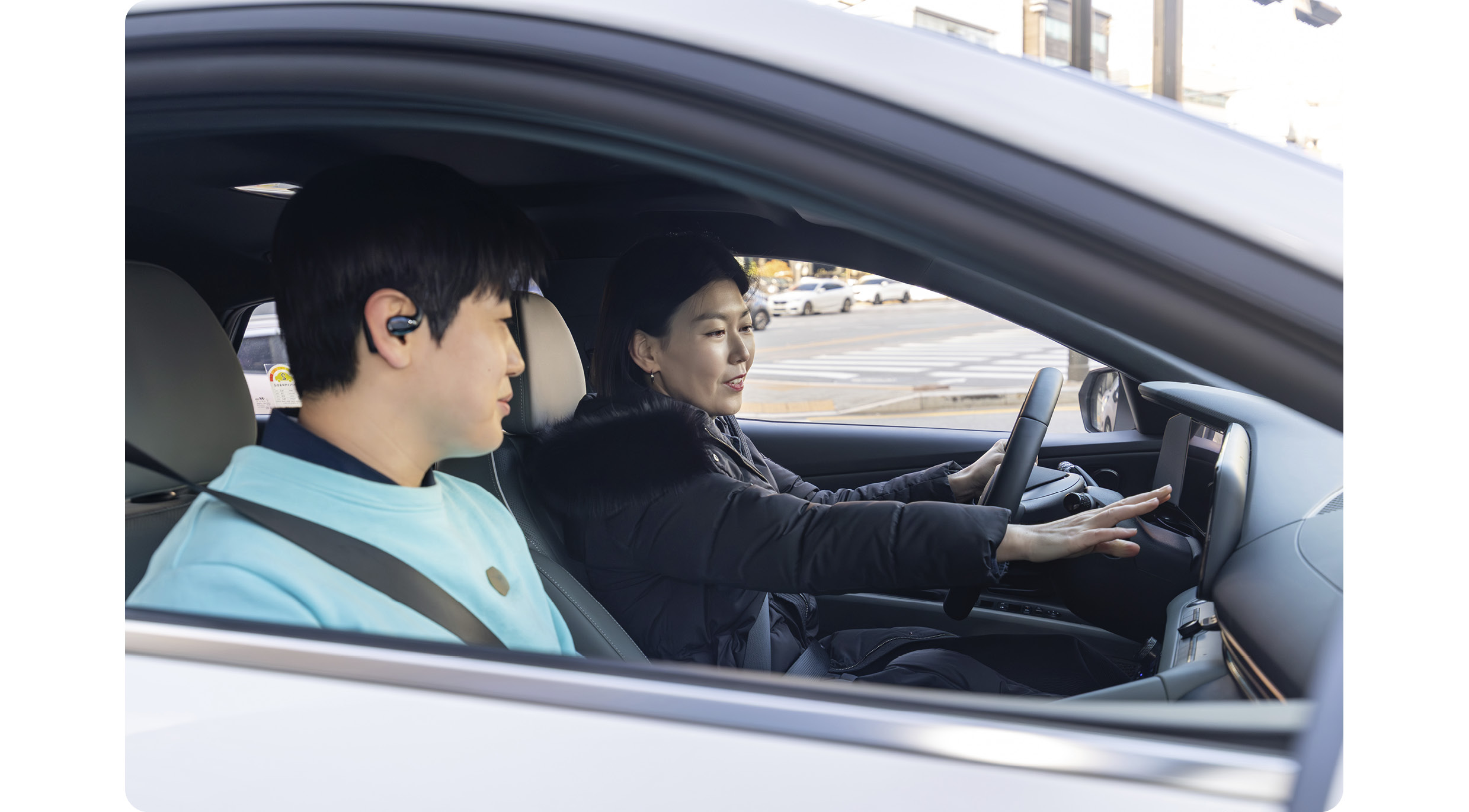 차 안에서 현대 모터스튜디오 비기너 드라이브를 진행 중인 모습