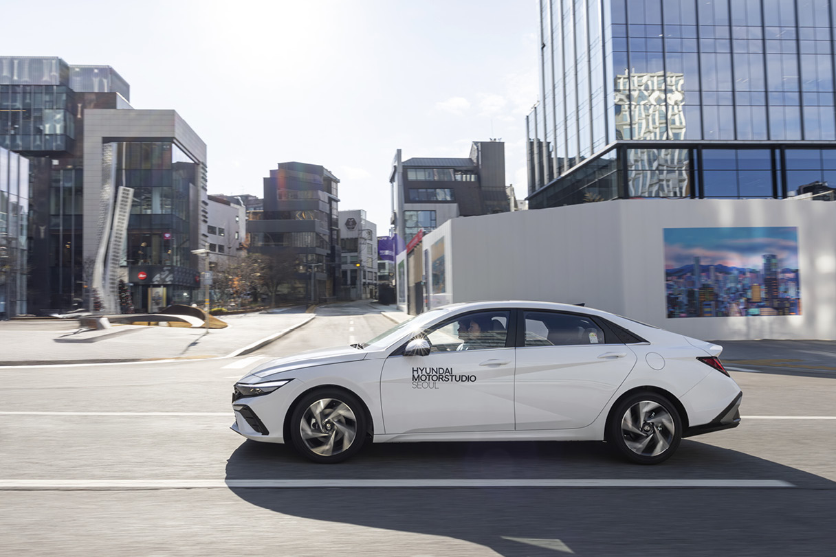 현대자동차 아반떼의 주행 모습