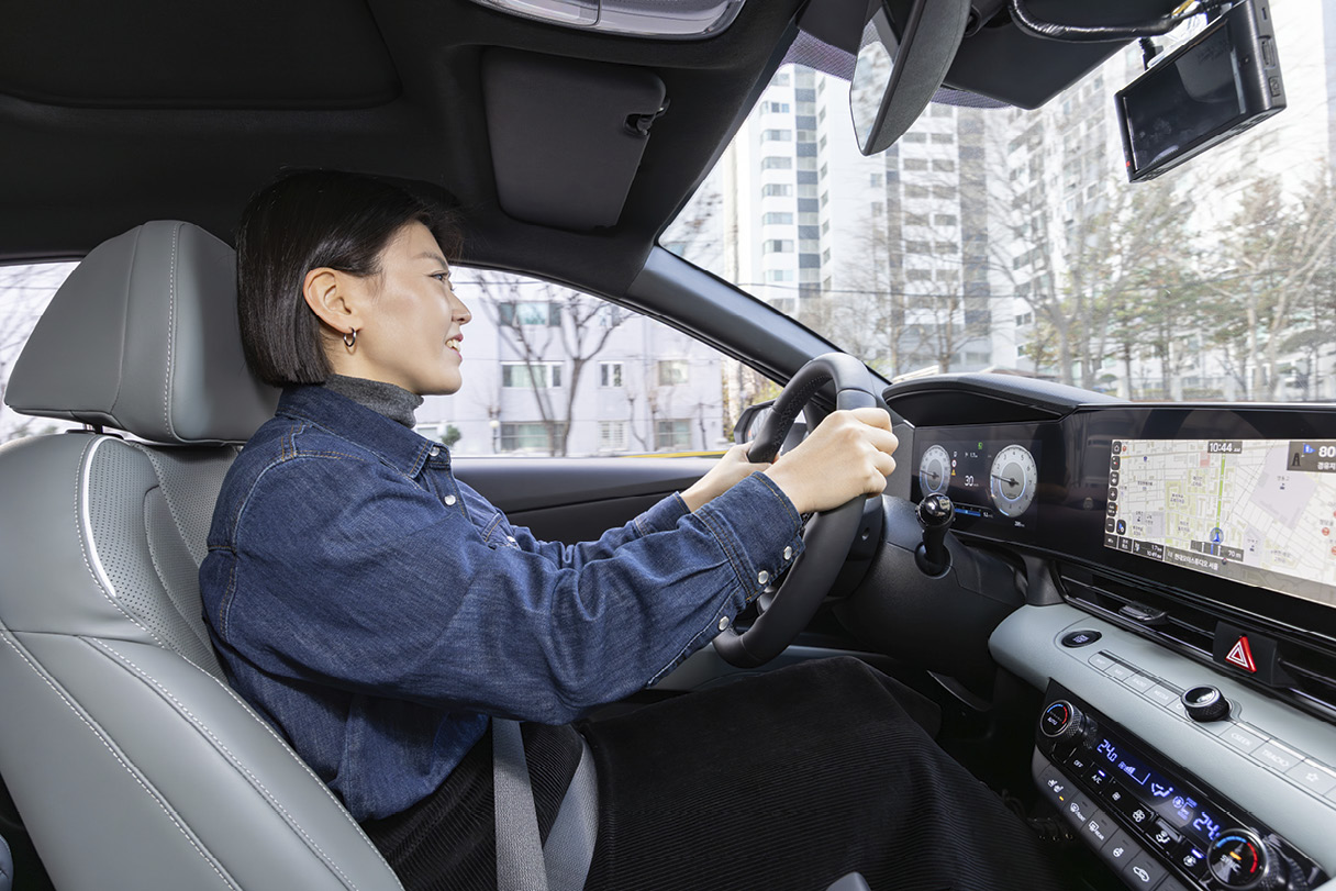 여성 운전자가 현대차 아반떼를 운전하는 모습